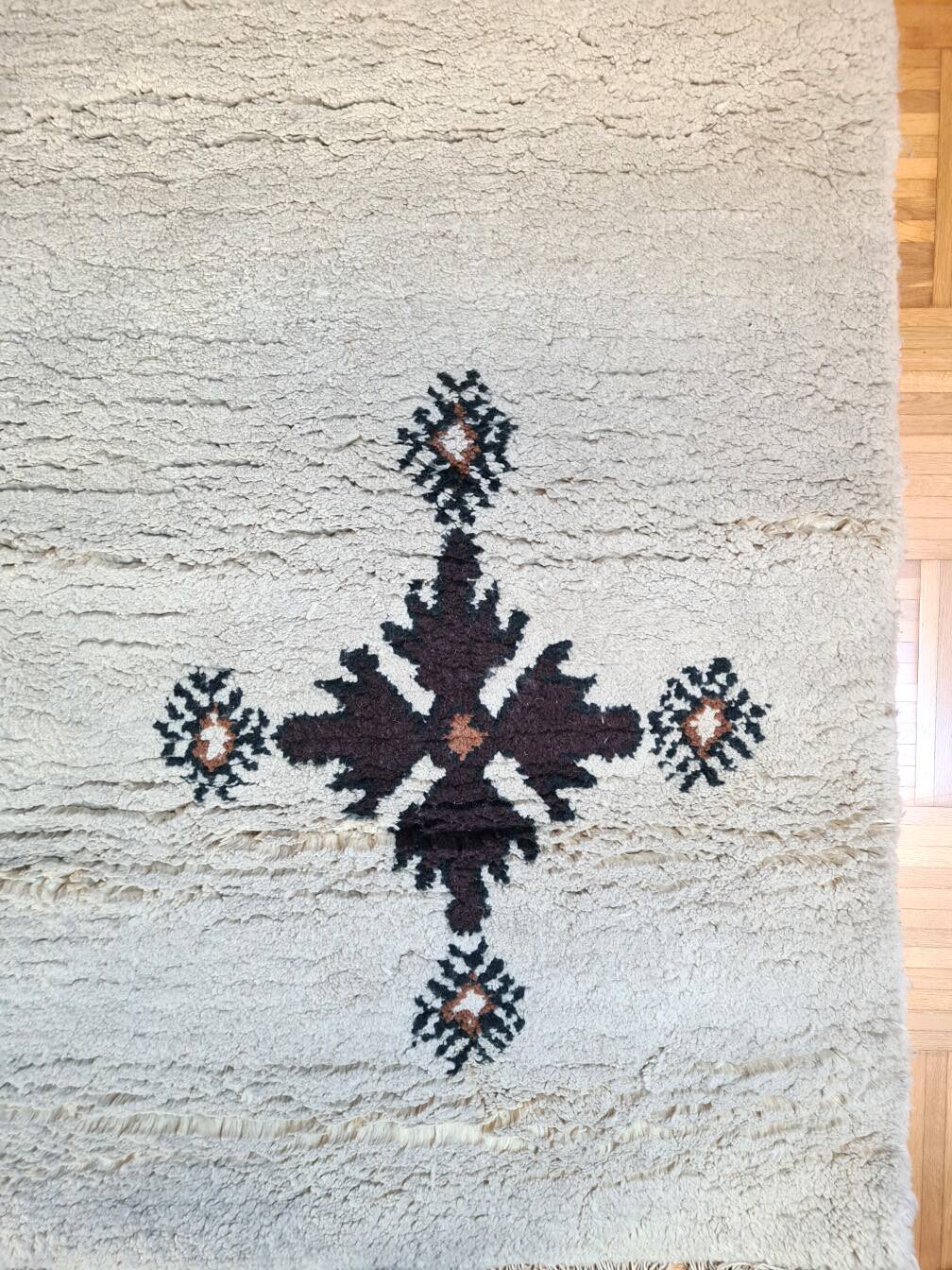 Nemencha carpet 3.1 m x 2.1 m 45 kg, original invoice label available.