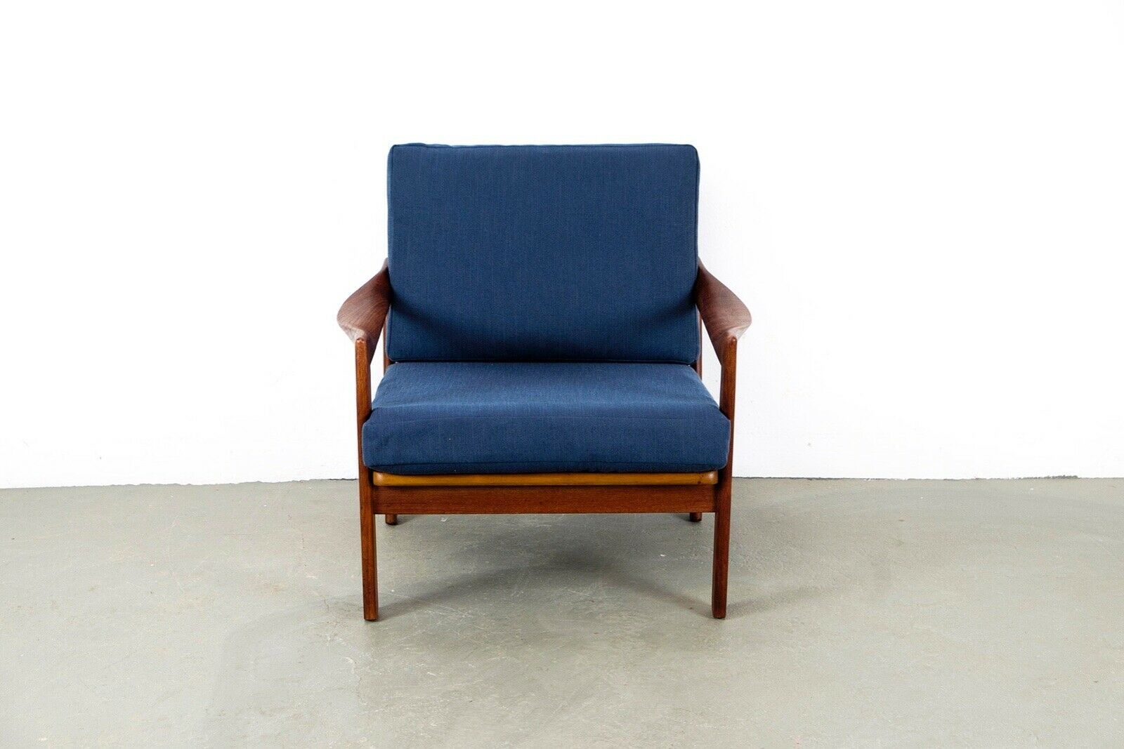 Illum Wikkelsø chair model 20 made by Niels Eilersen
