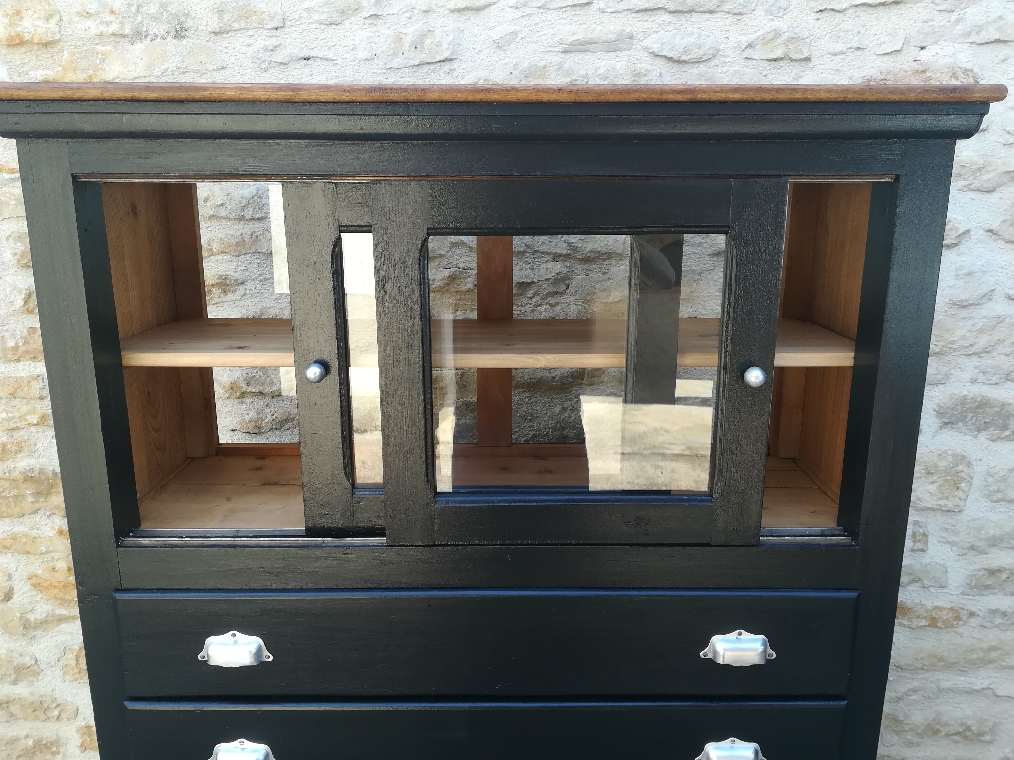 Meuble de métier a tiroirs et portes coulissante