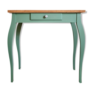 Table pieds galbés plateau brut piétement vert