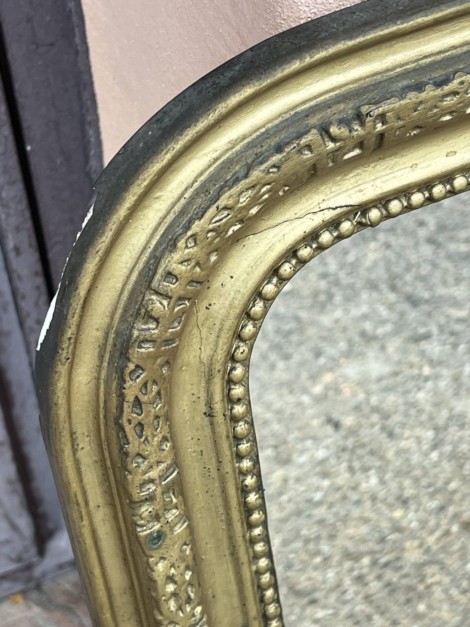 Miroir Louis Philippe en bois doré à frise ajourée