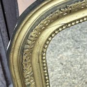 Miroir Louis Philippe en bois doré à frise ajourée