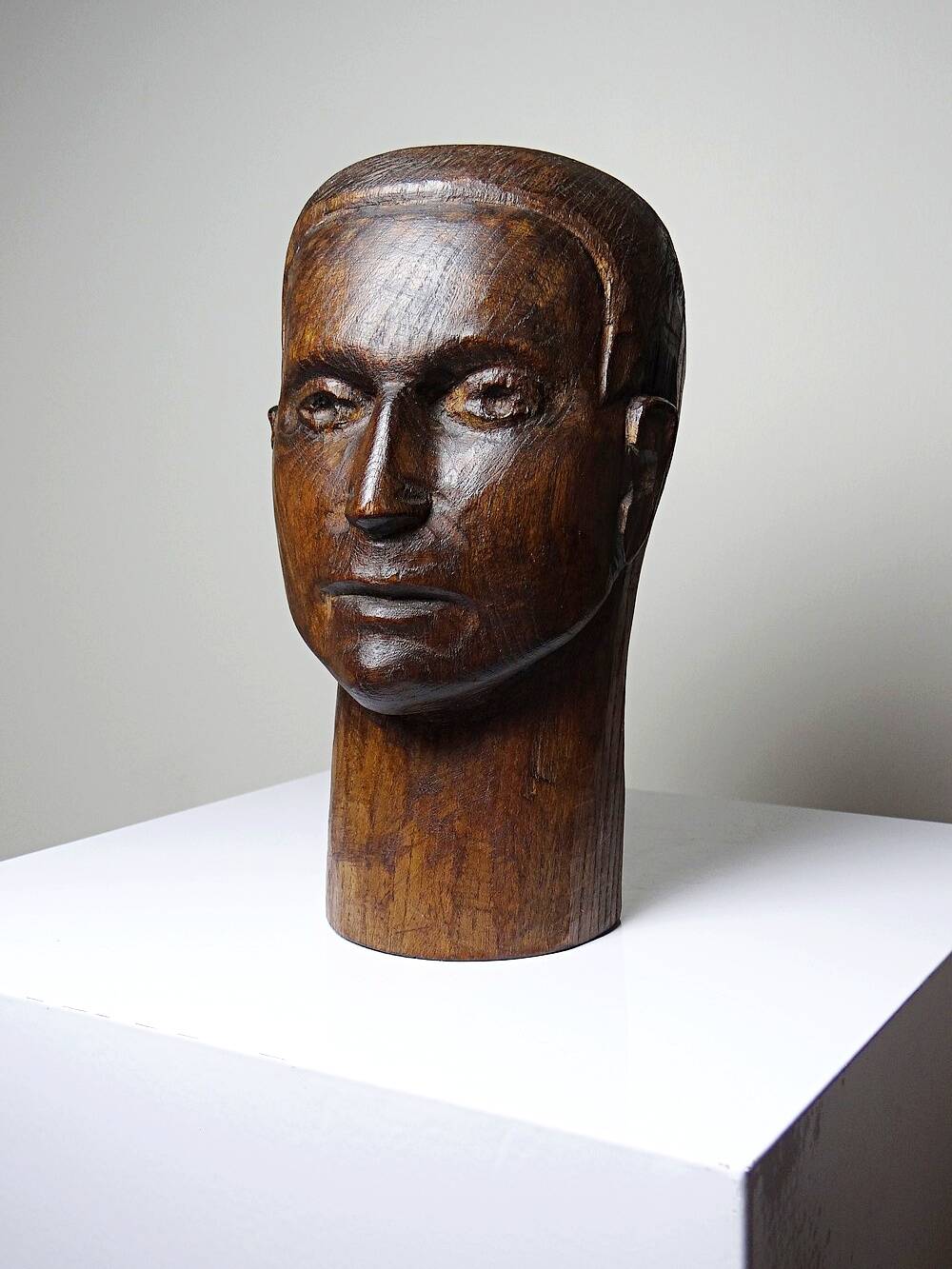 Monoxyle wood sculpture of a man's head, vintage craftsmanship from the 1950s.