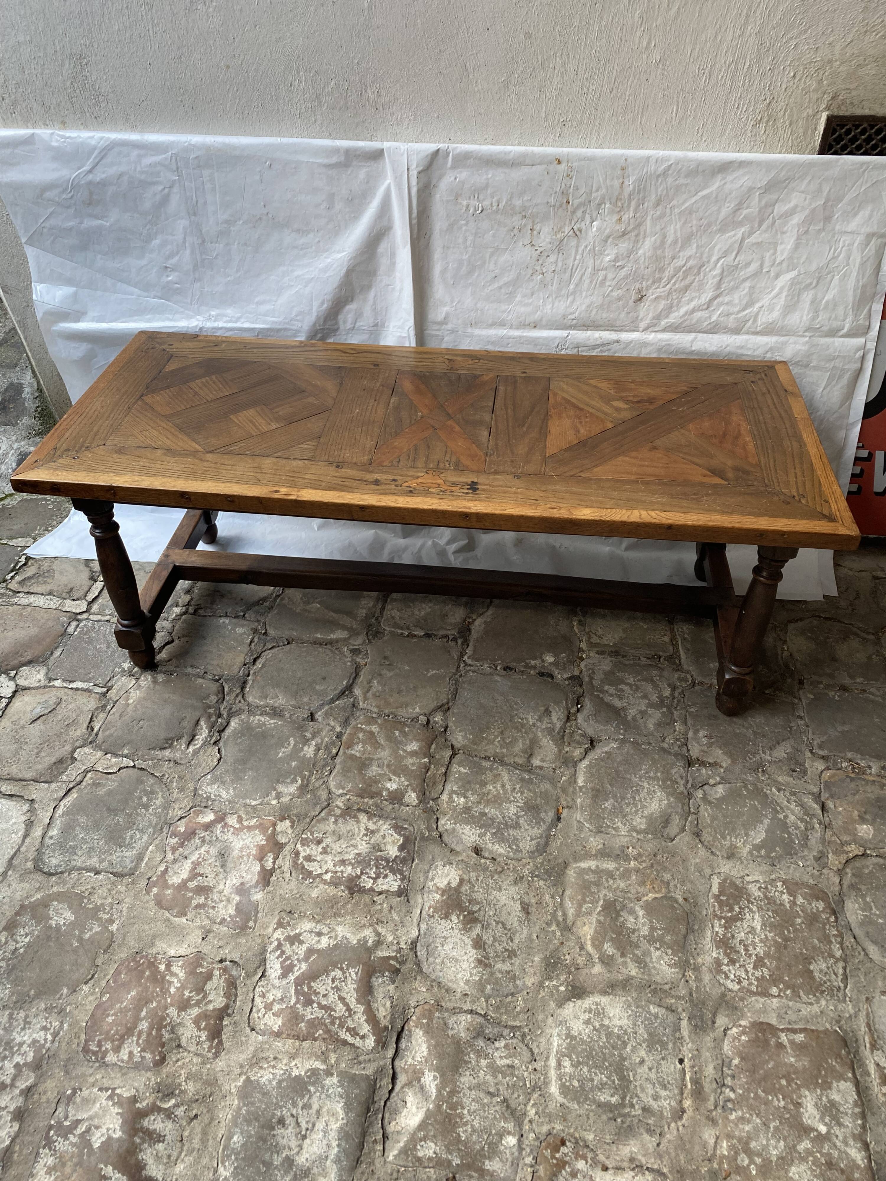 Table de salon en plusieurs essences de bois massif