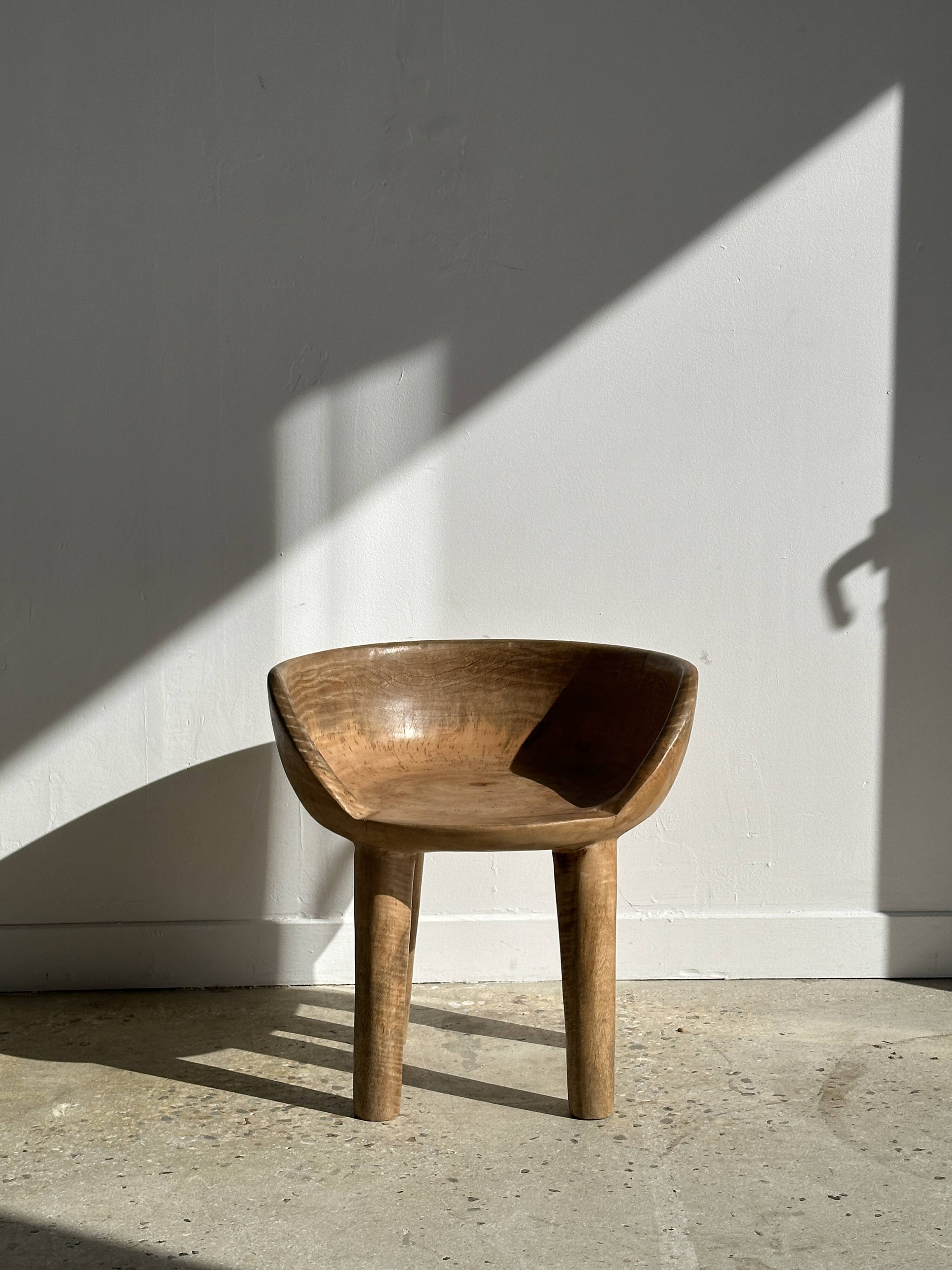 Quadripod chair with round seat and small back in natural monoxyl mango wood