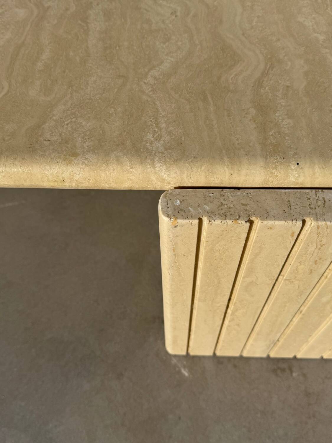 Large designer coffee table in travertine, eye shape, Roche Bobois edition from the 80s