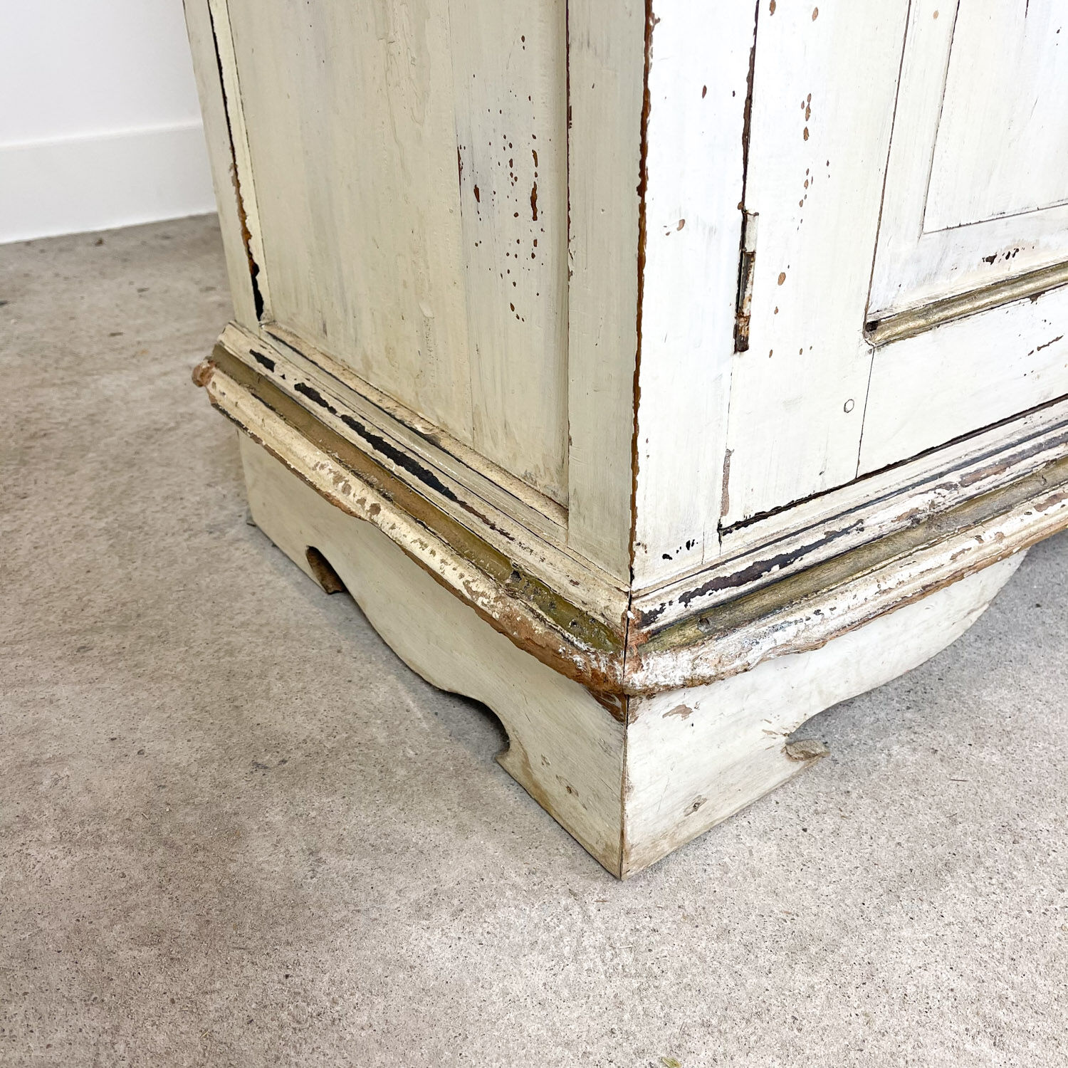 Vintage brocant White painted Kitchen display cabinet