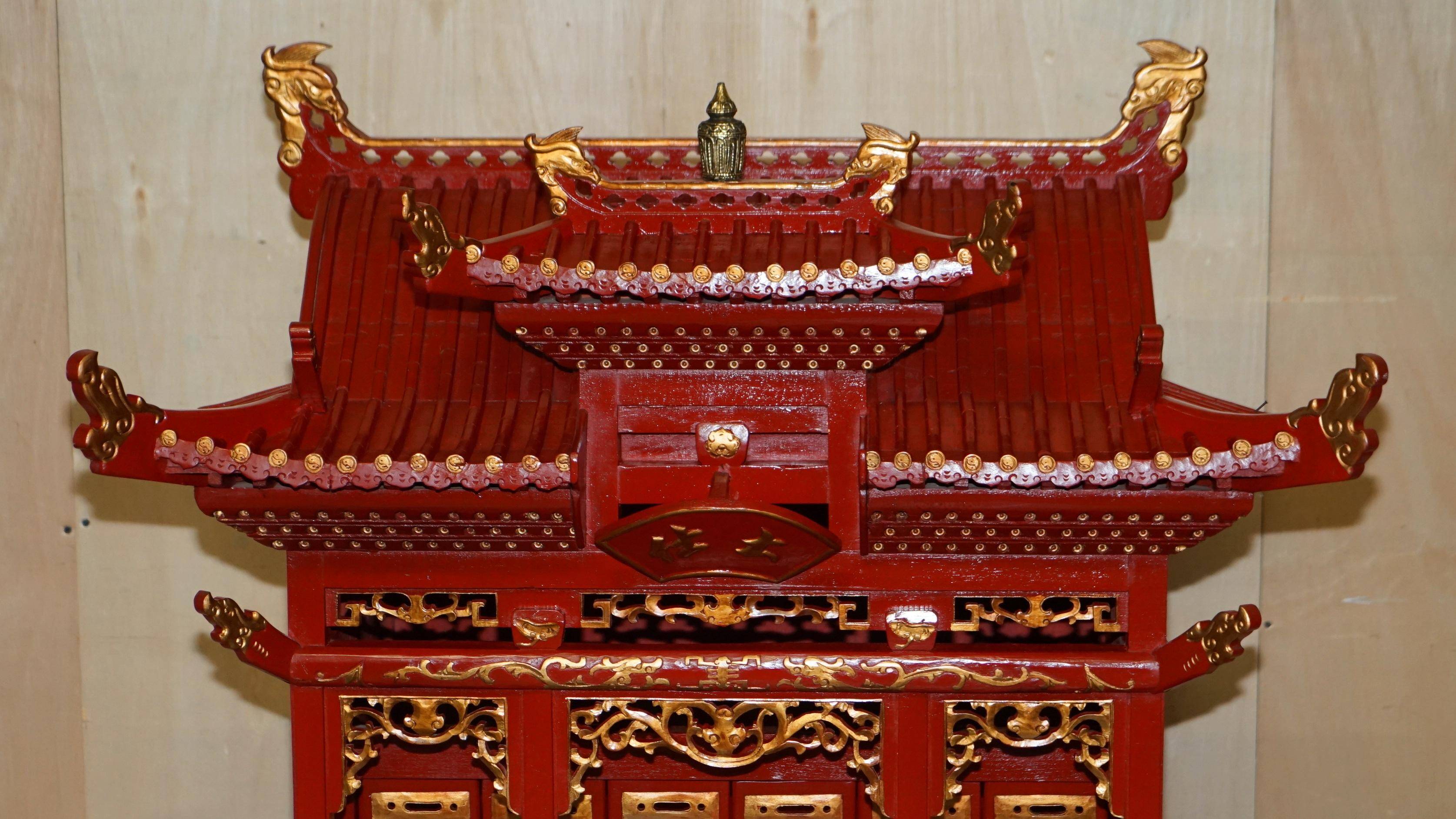 Armoire Chinoise Vintage à Toit Pagode, Très Décorative