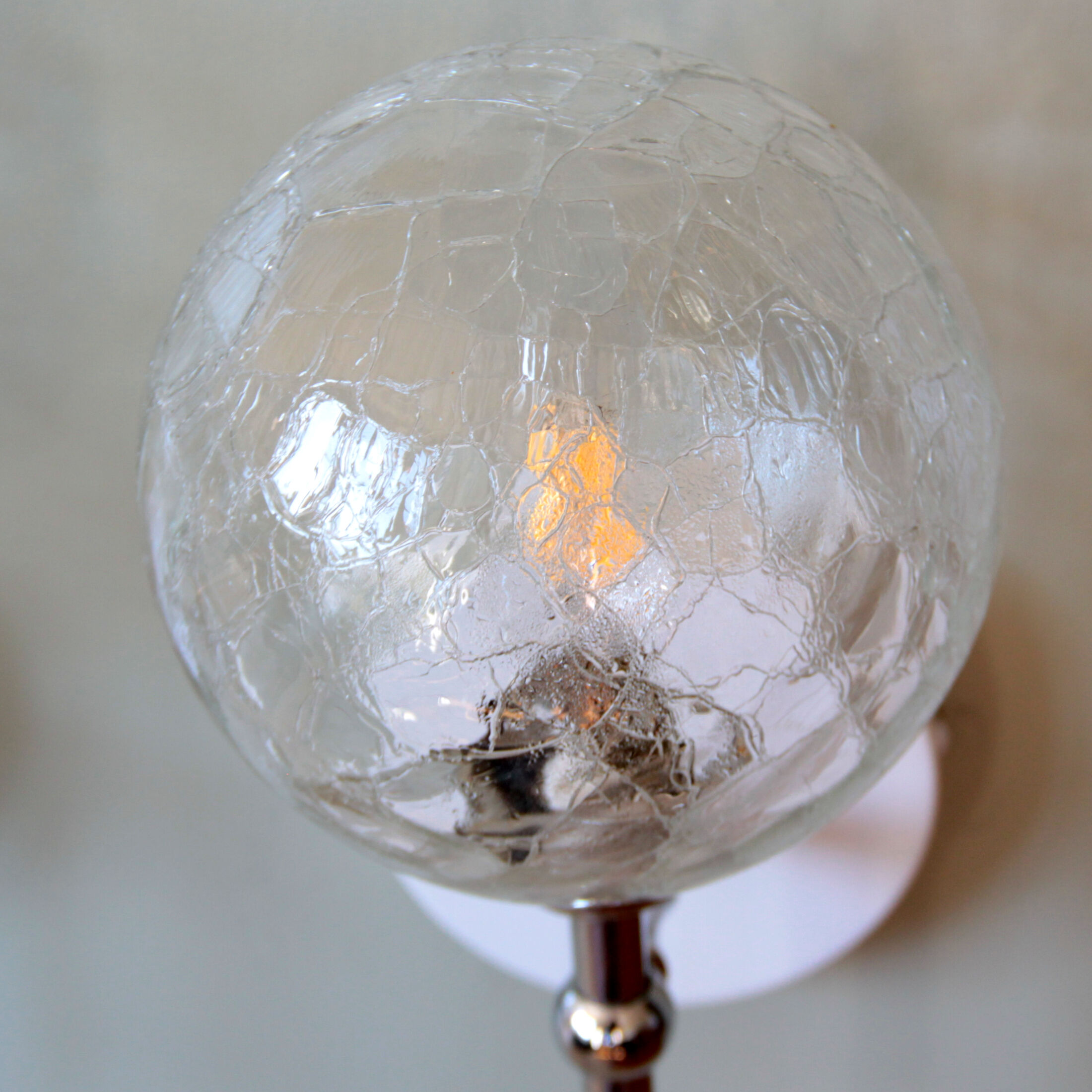 Paire d'appliques anciennes en métal chromé et globes en verre craquelé vintage