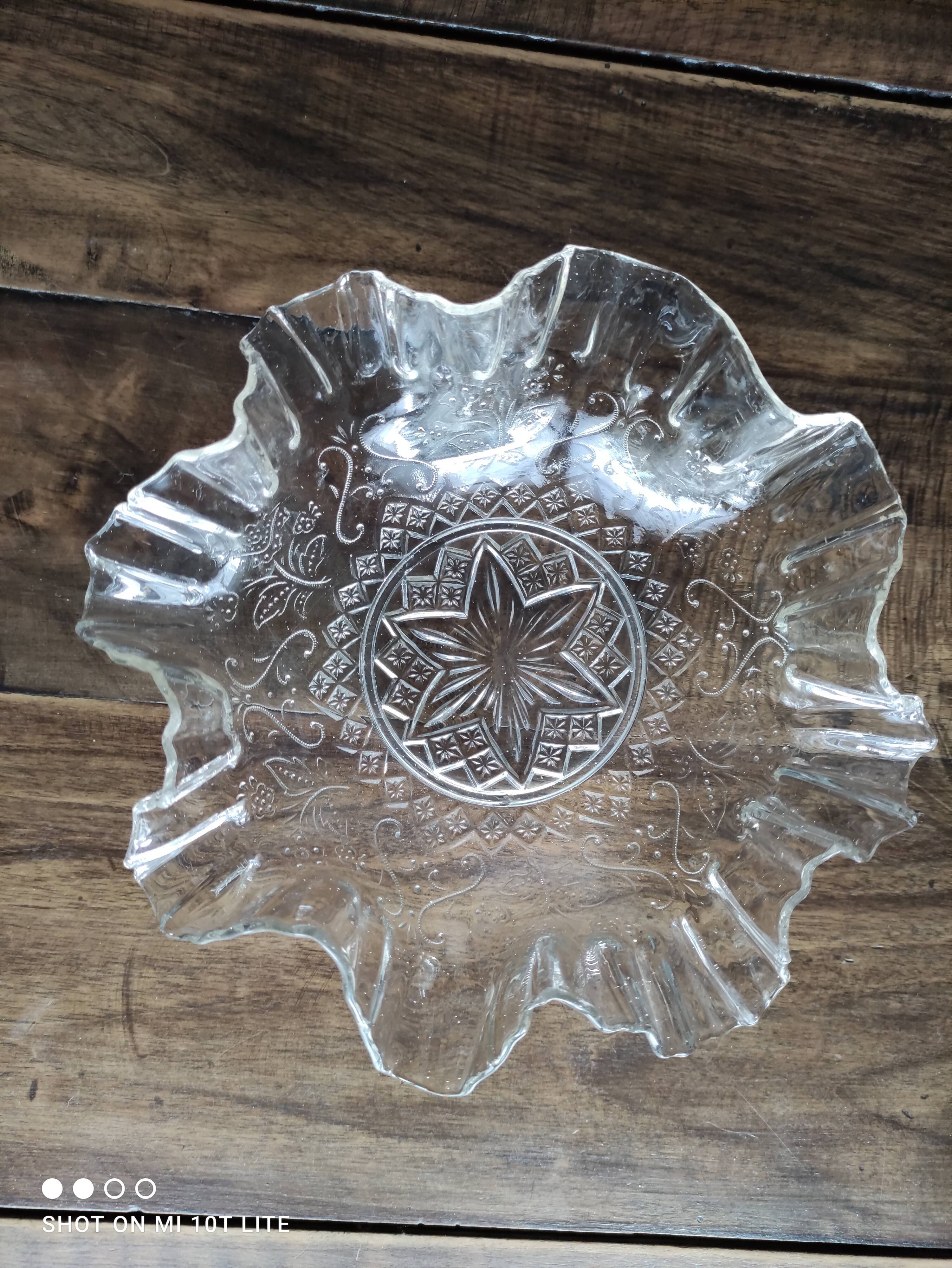 Cup, empty pockets in voluted molded glass decoration stars