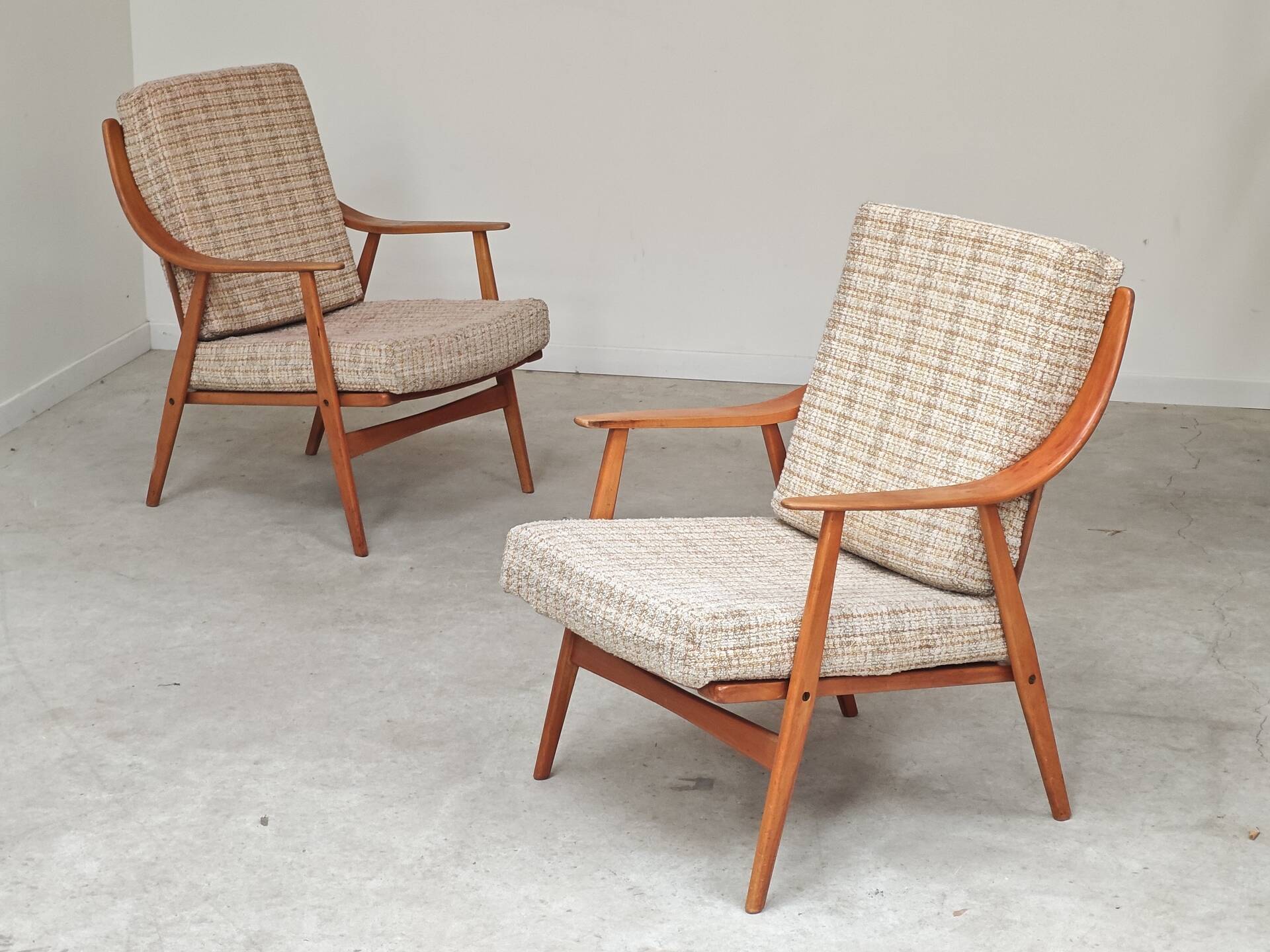 Pair of Boomerang-style armchairs in ecru beige fabric, 1960s.