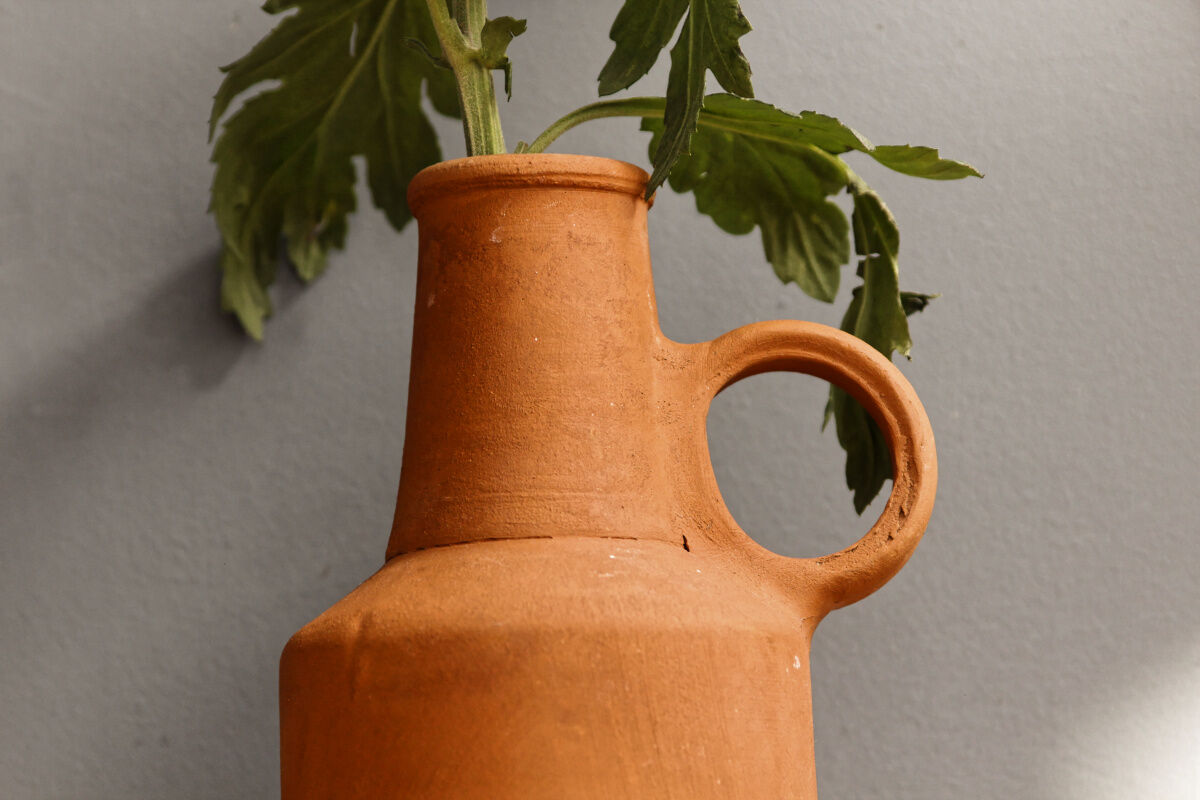 Vase bouteille terracotta - art populaire