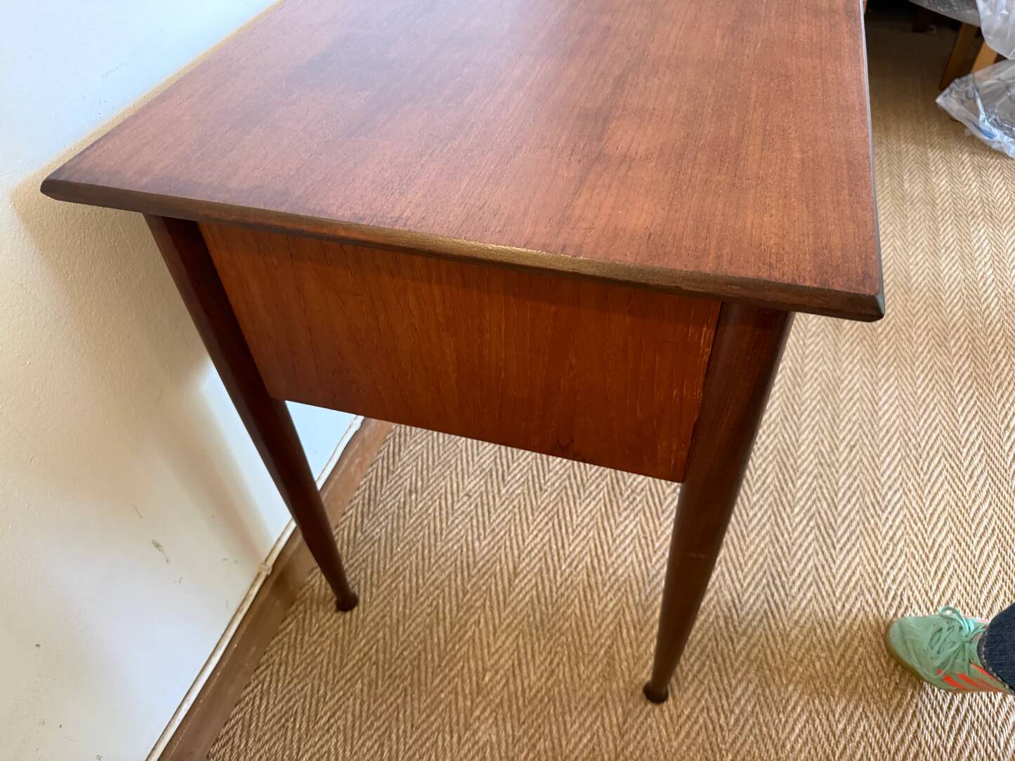 Bureau vintage style scandinave pieds fuselés