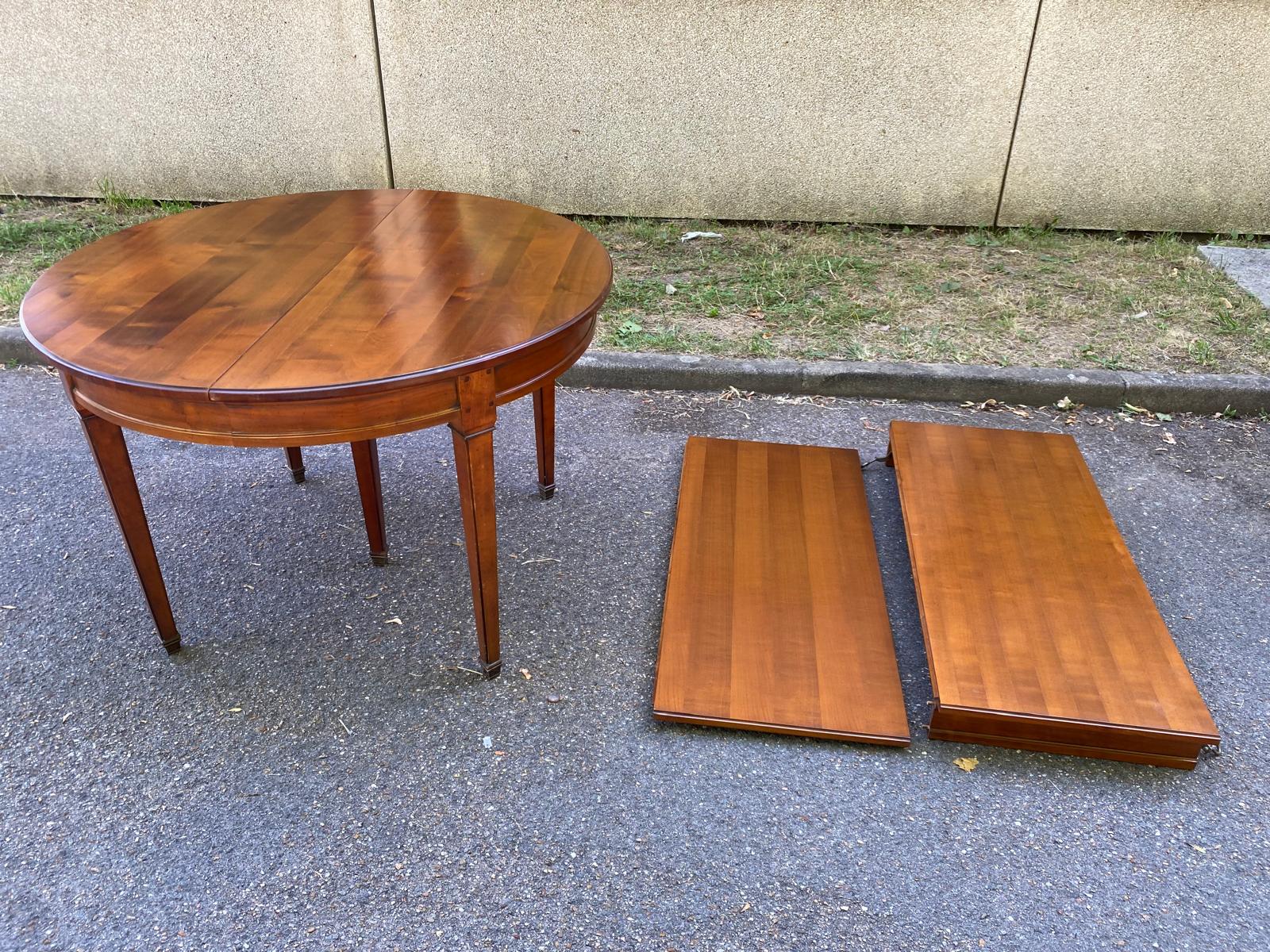 Round extendable dining table Louis XVI in cherry wood from the 1960s.