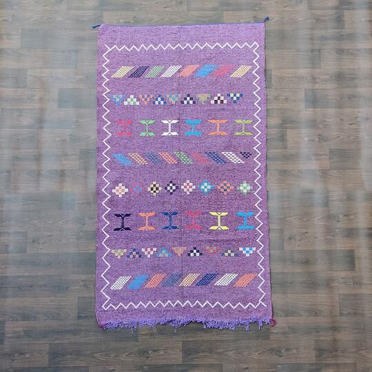 Tapis ethnique violet marocain