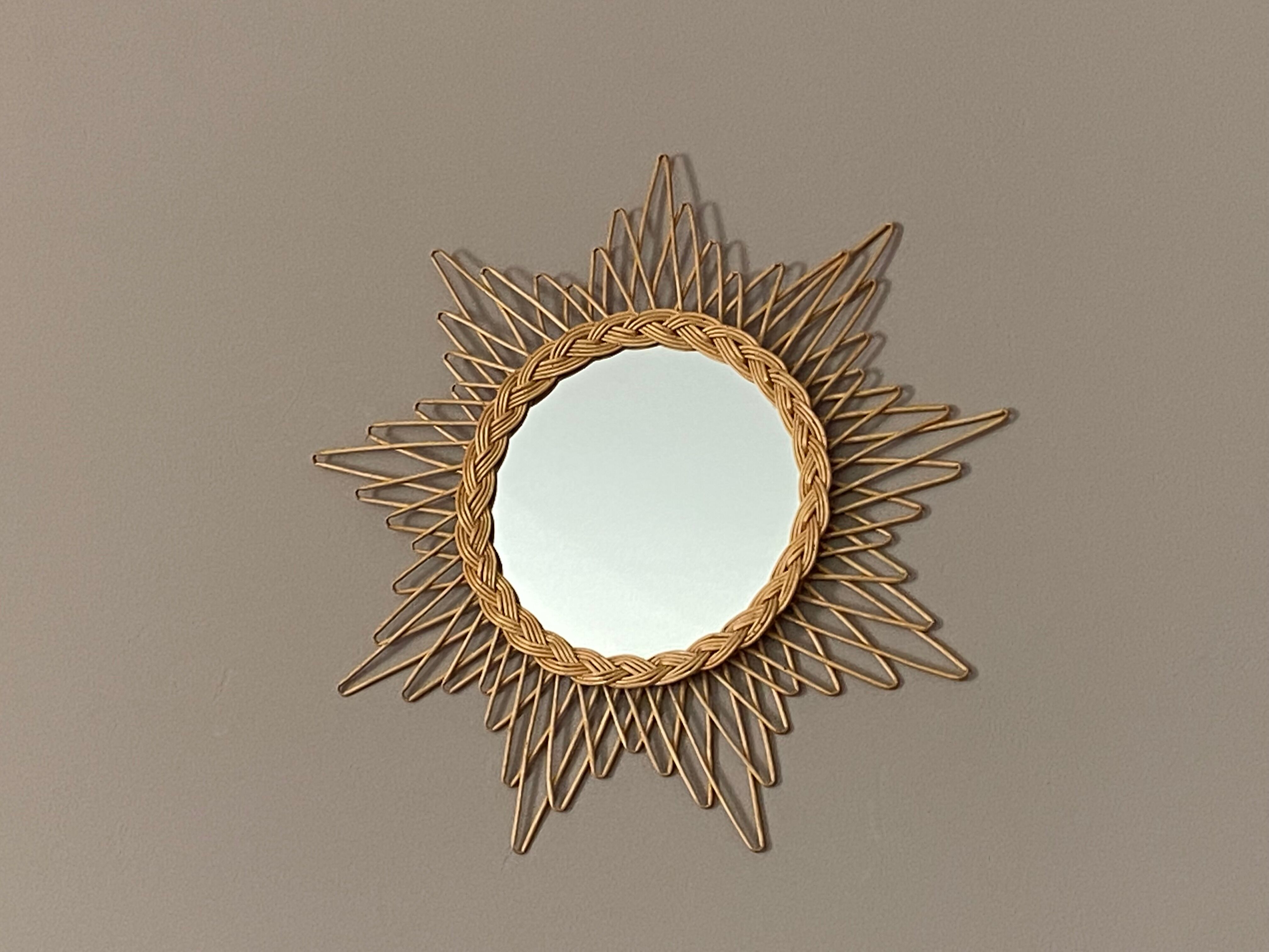 Mirror sun in braided rattan.