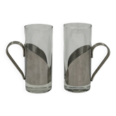 Paire de grands verres vintage en verre avec manchon en métal et anse en fil métallique