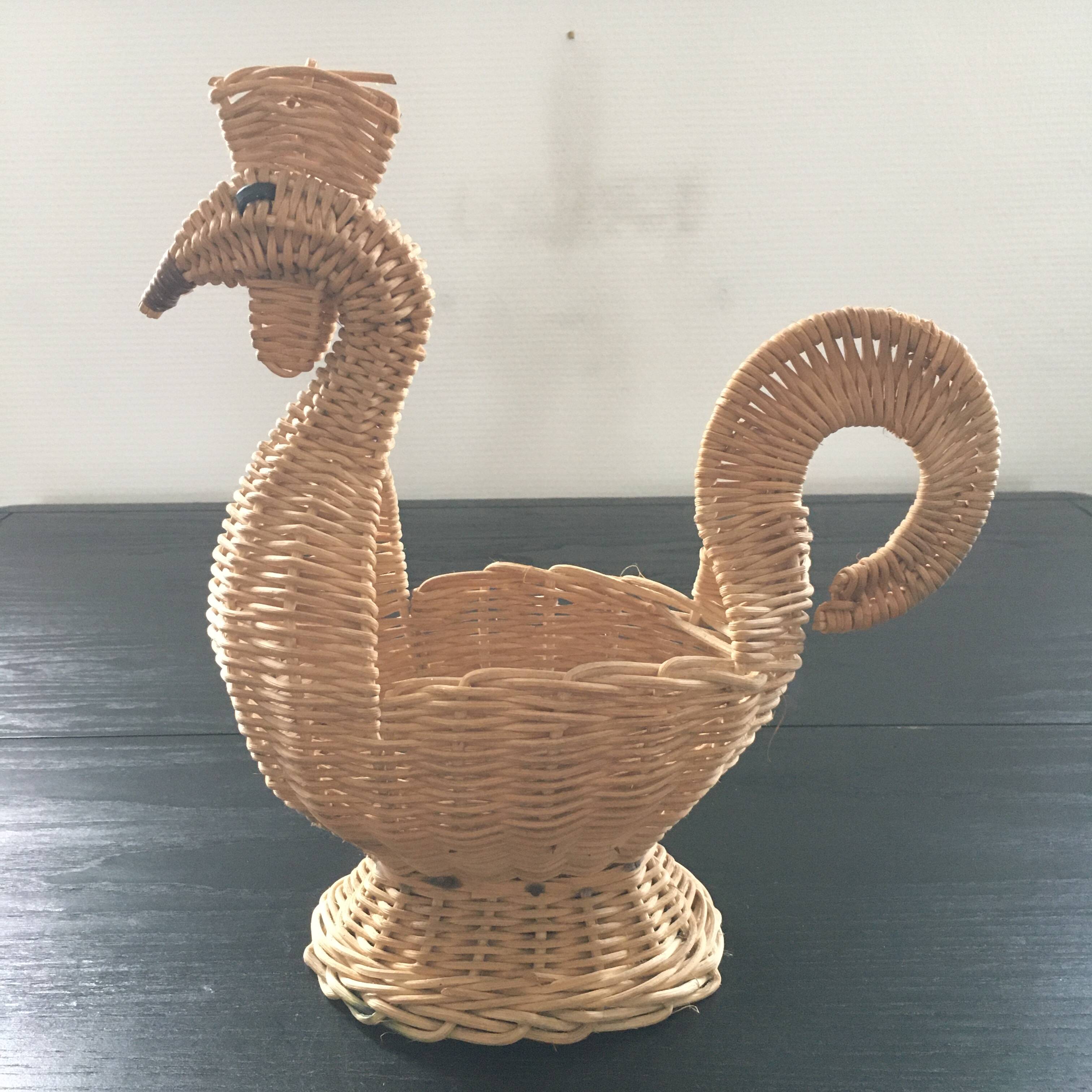 Rattan basket depicting a hen