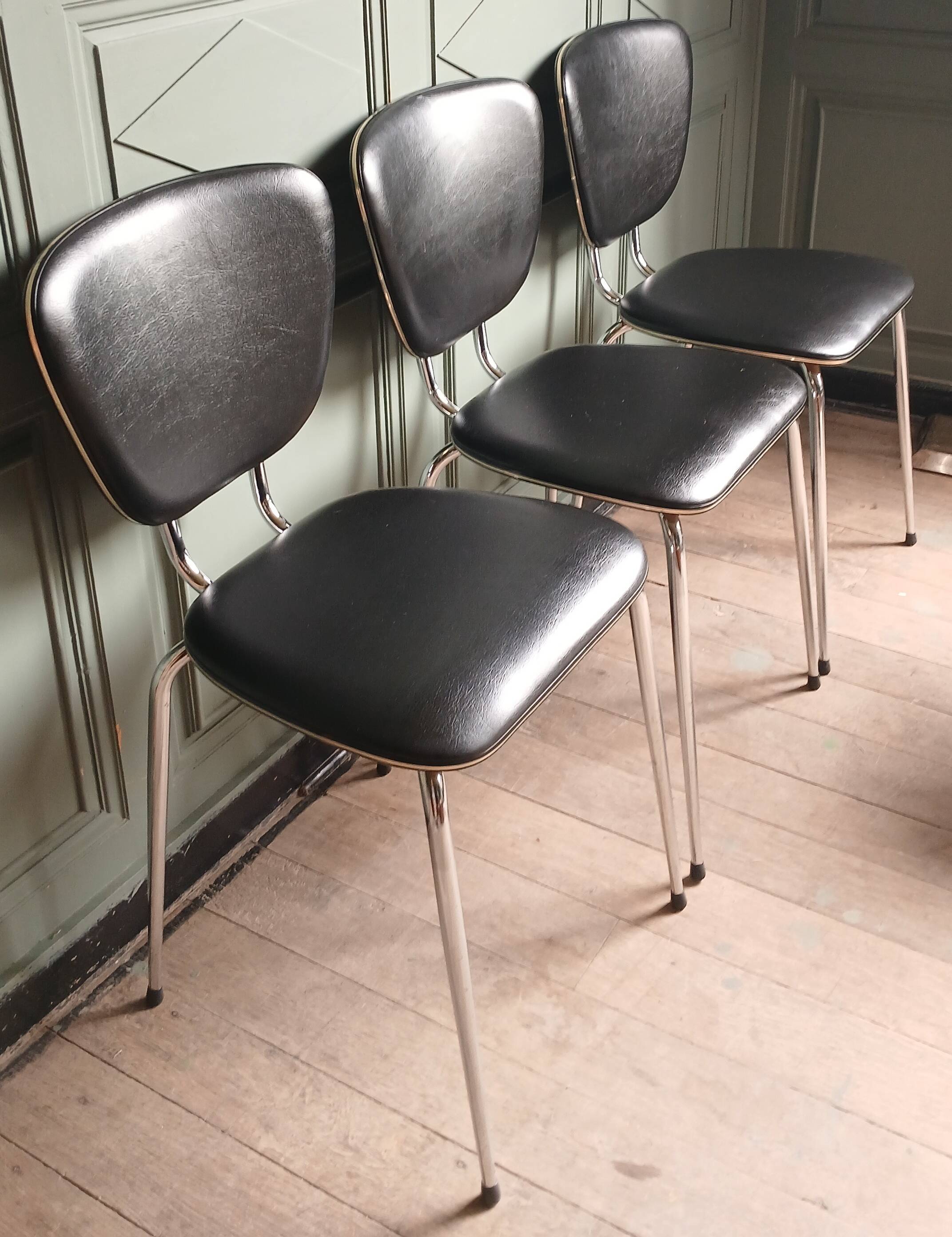 Suite de 4 chaises cuir synthétique noir & galon nacré