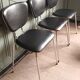 Suite de 4 chaises cuir synthétique noir & galon nacré