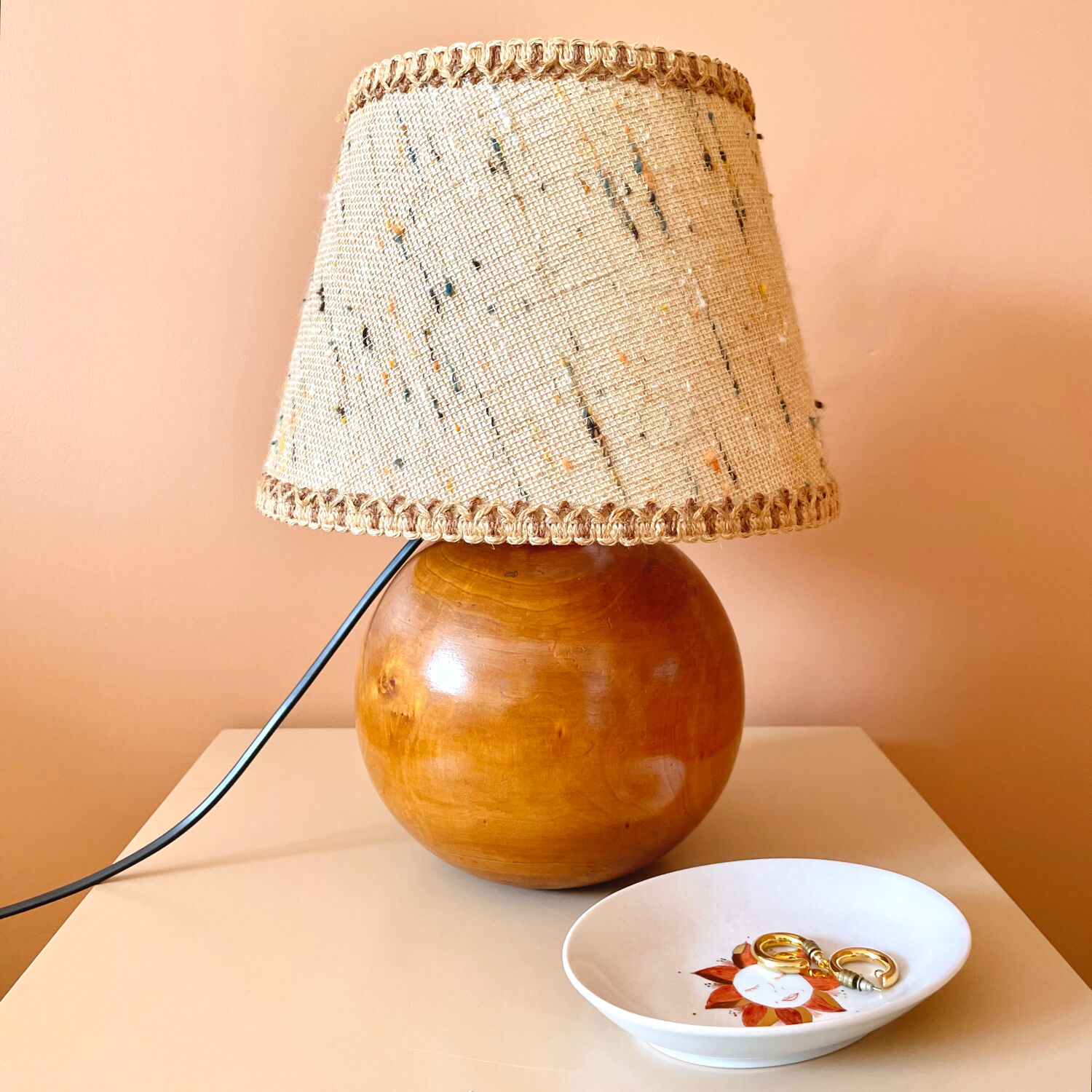 Wooden ball foot lamp