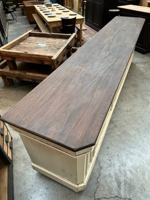 Huge store counter at the beginning of the 20th century