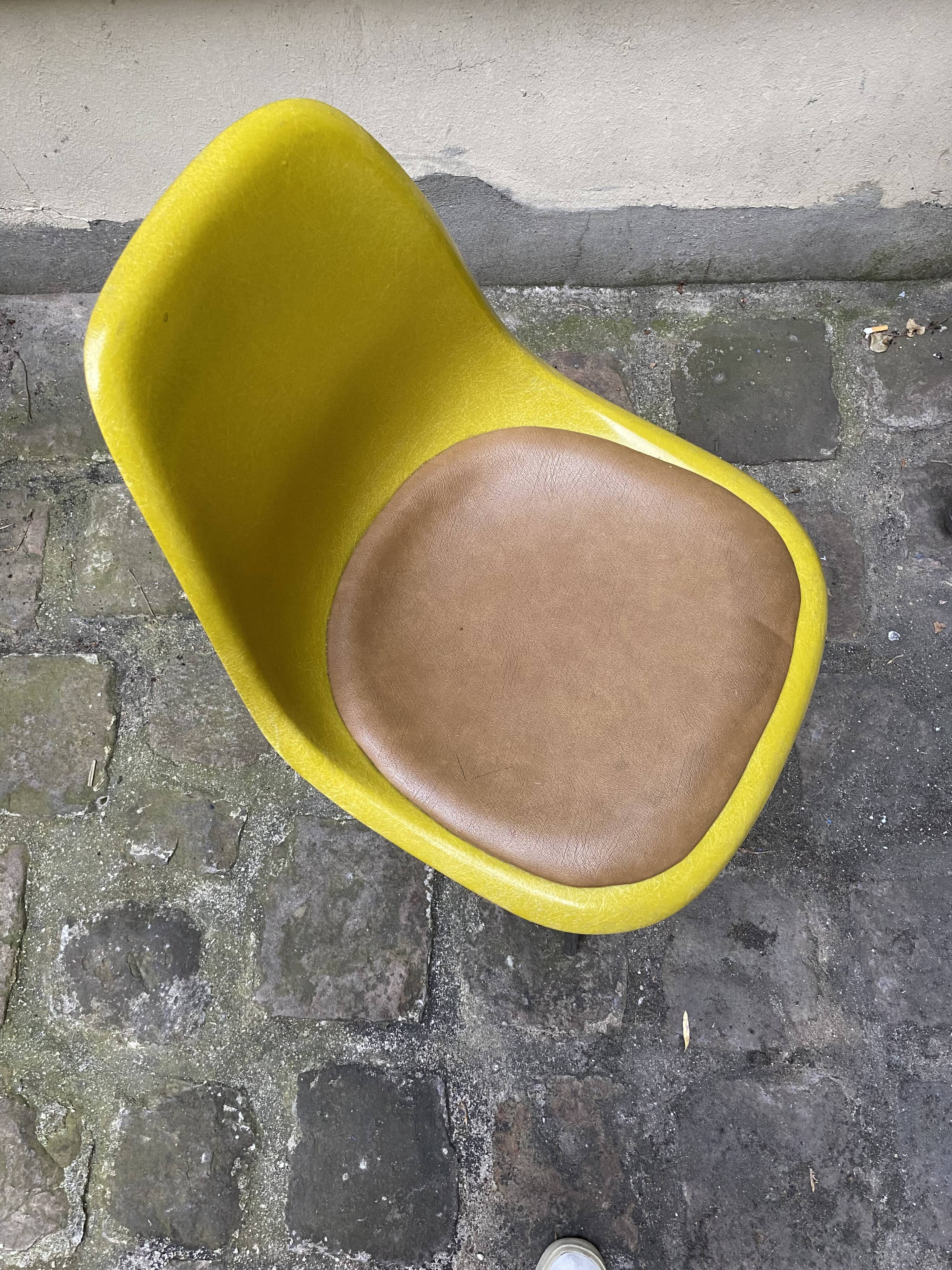 Charles and ray eames chair, dsx model, edited by herman millar for mobilier international