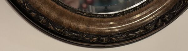 Miroir ovale vintage orné avec cadre en bois sculpté ; bronze/or en patine.