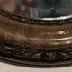 Miroir ovale vintage orné avec cadre en bois sculpté ; bronze/or en patine.