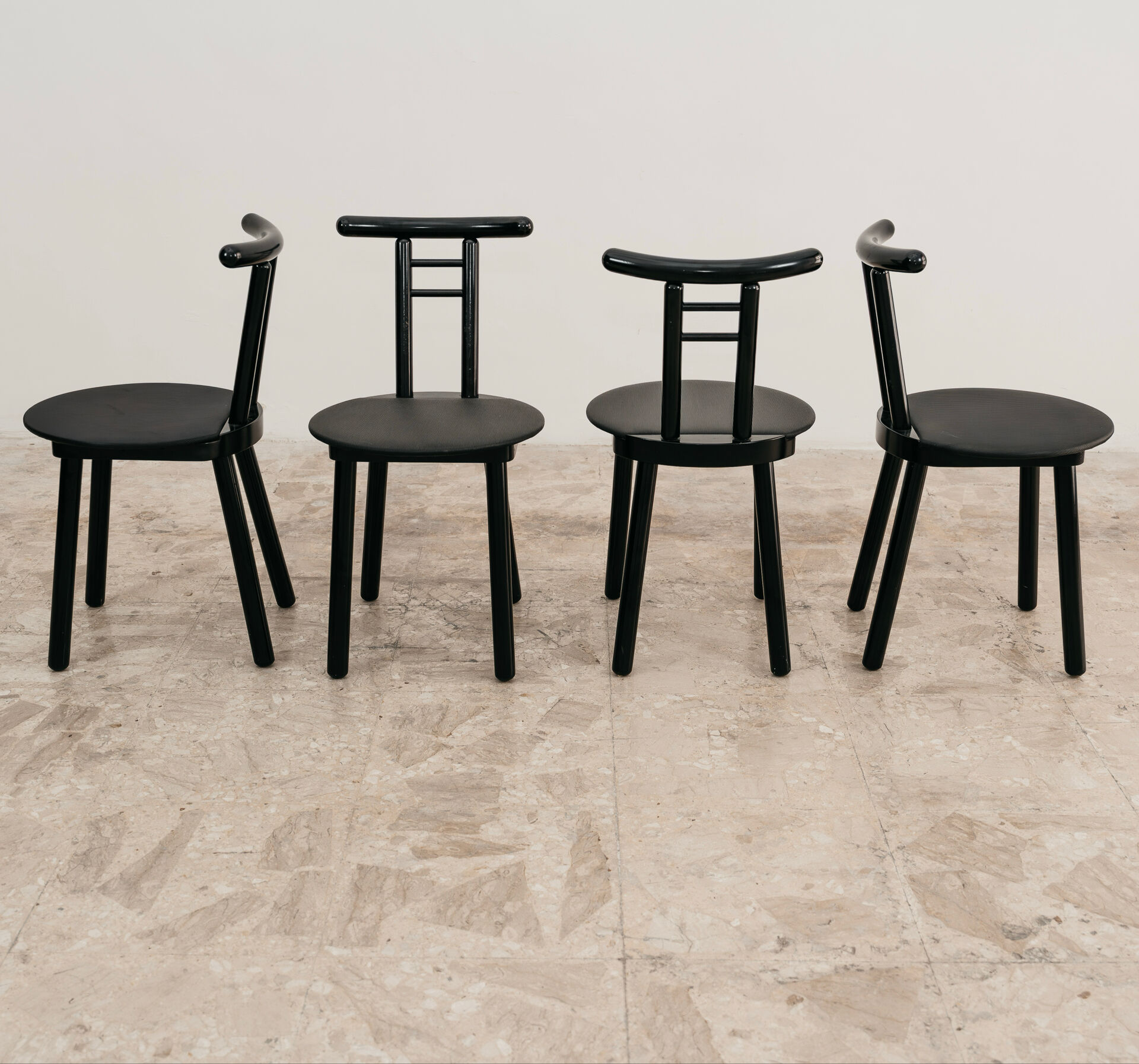 Set of 4 postmodern chairs in Italian Memphis design from the 1980s.