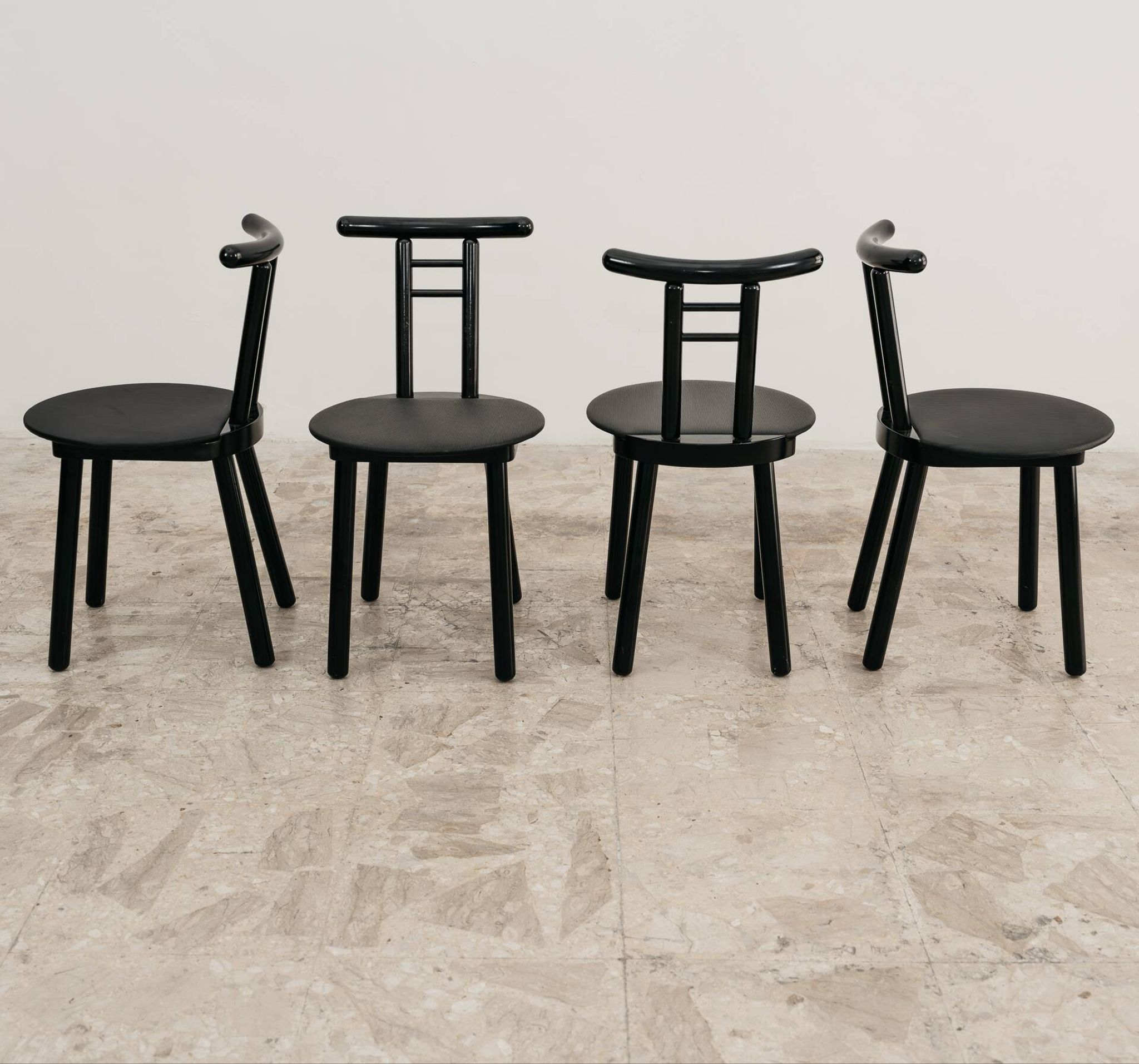 Ensemble de 4 chaises style postmoderne Memphis design italien années 1980.