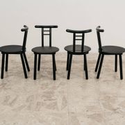 Ensemble de 4 chaises style postmoderne Memphis design italien années 1980.