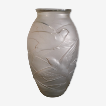 Vase art déco en verre moulé à décors d'hirondelles