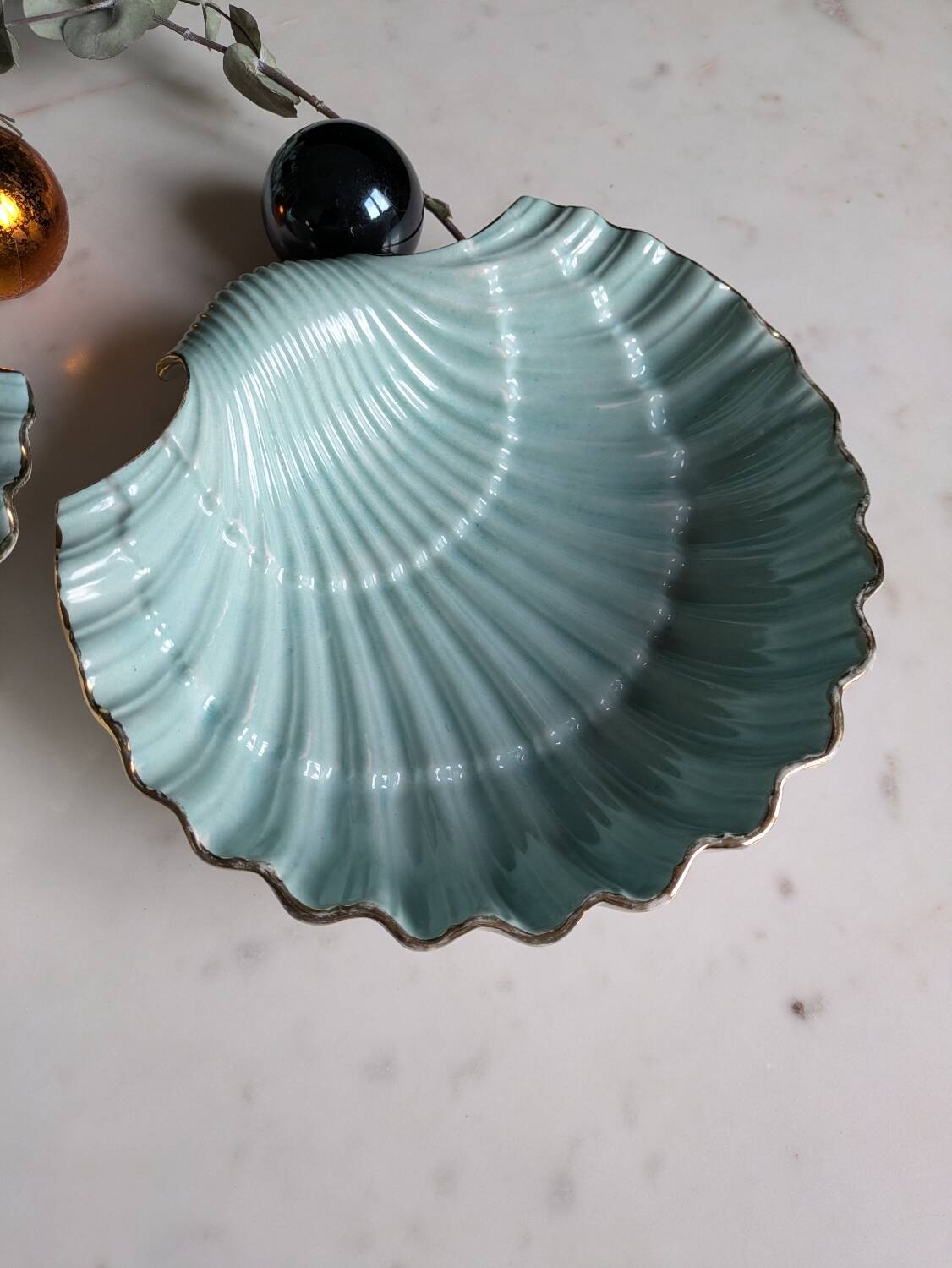 Shell-shaped porcelain dishes.