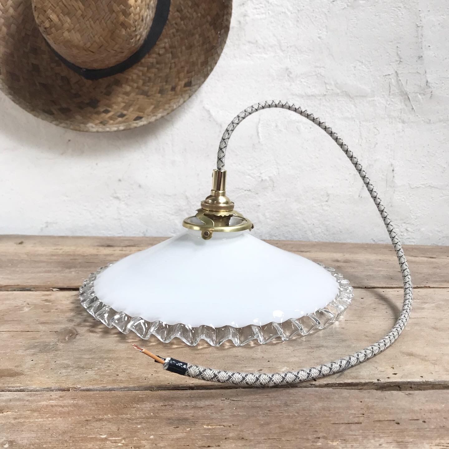 Serrated opaline suspension