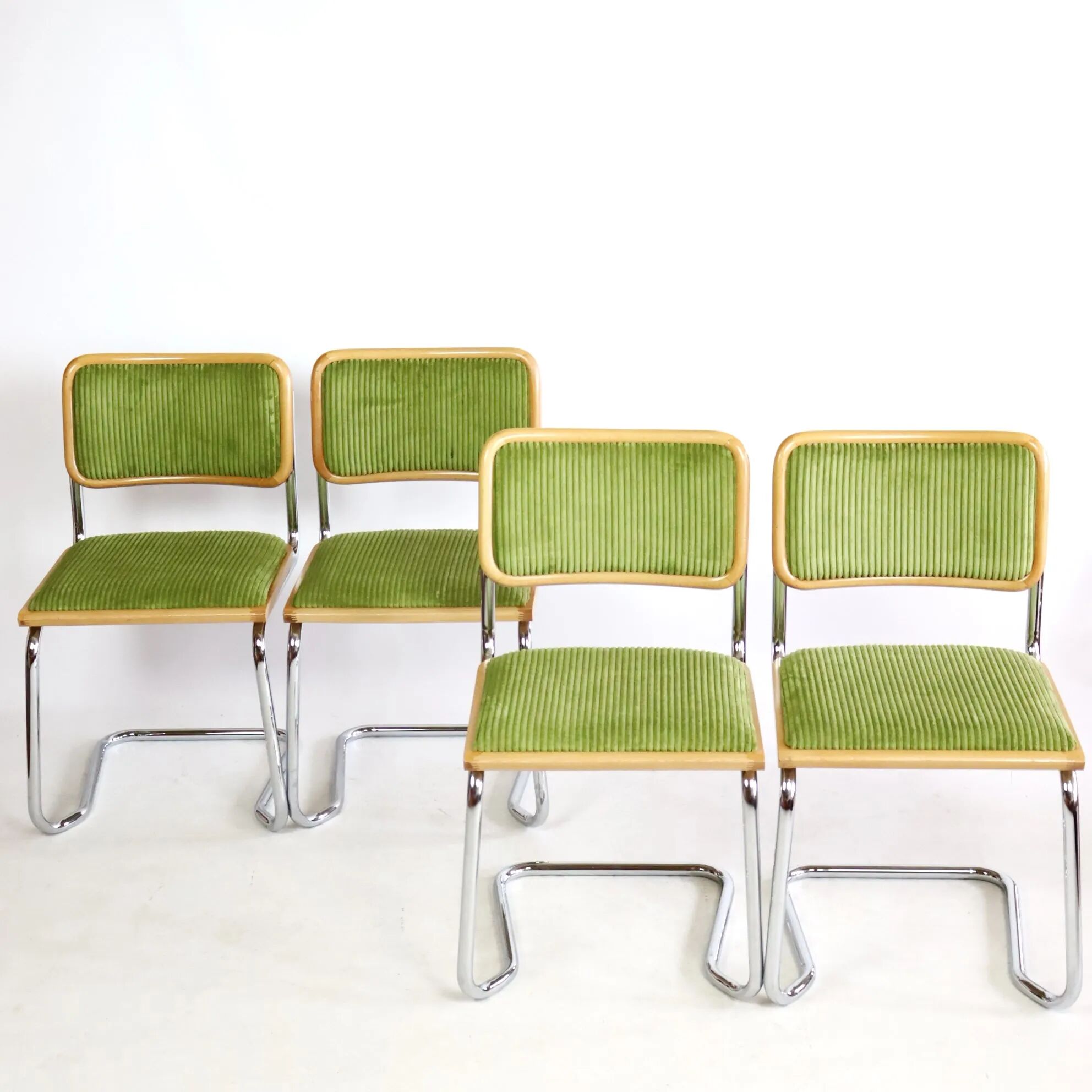 Série de quatre chaises B32