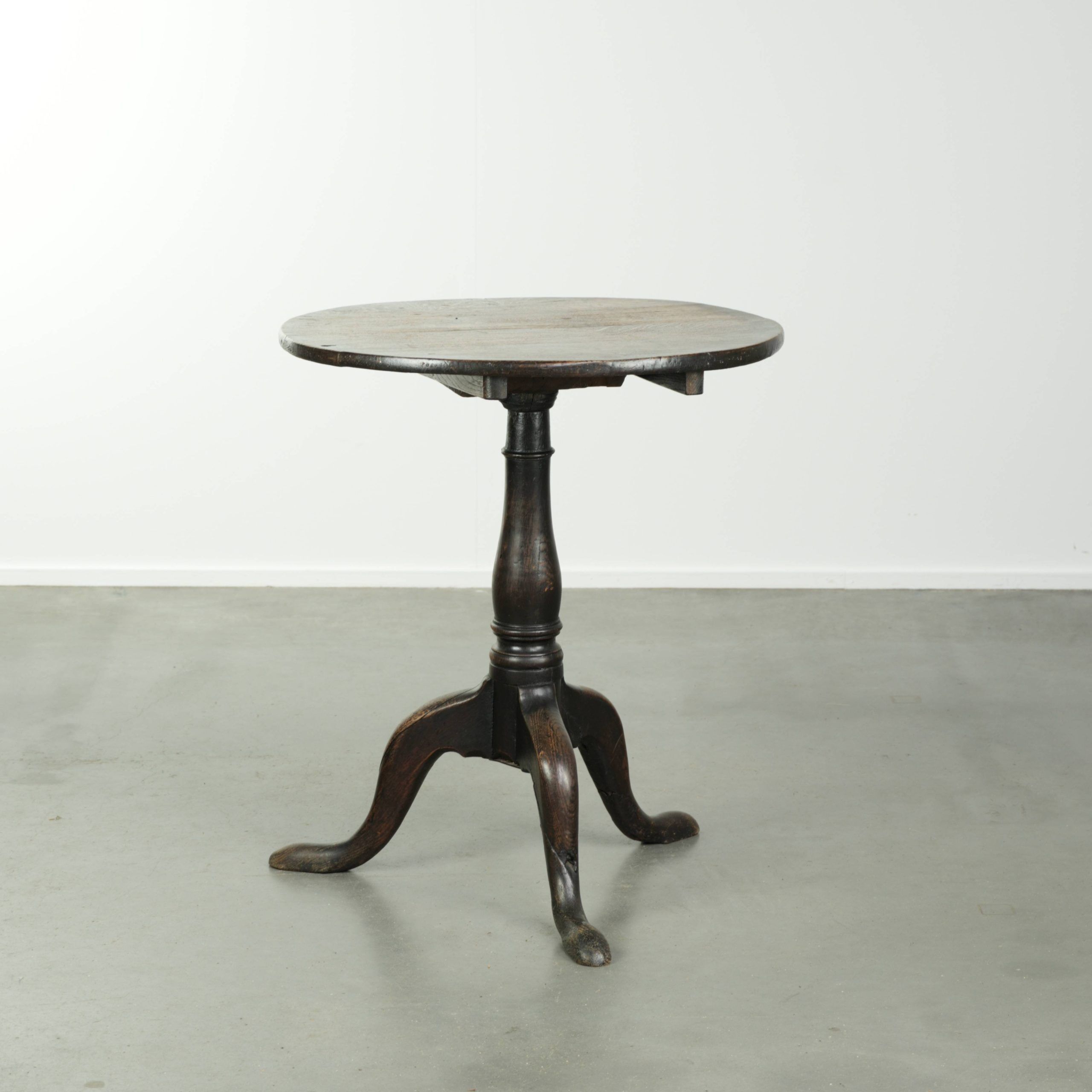 Characterful 18th century English oak sidetable with a beautiful appearance