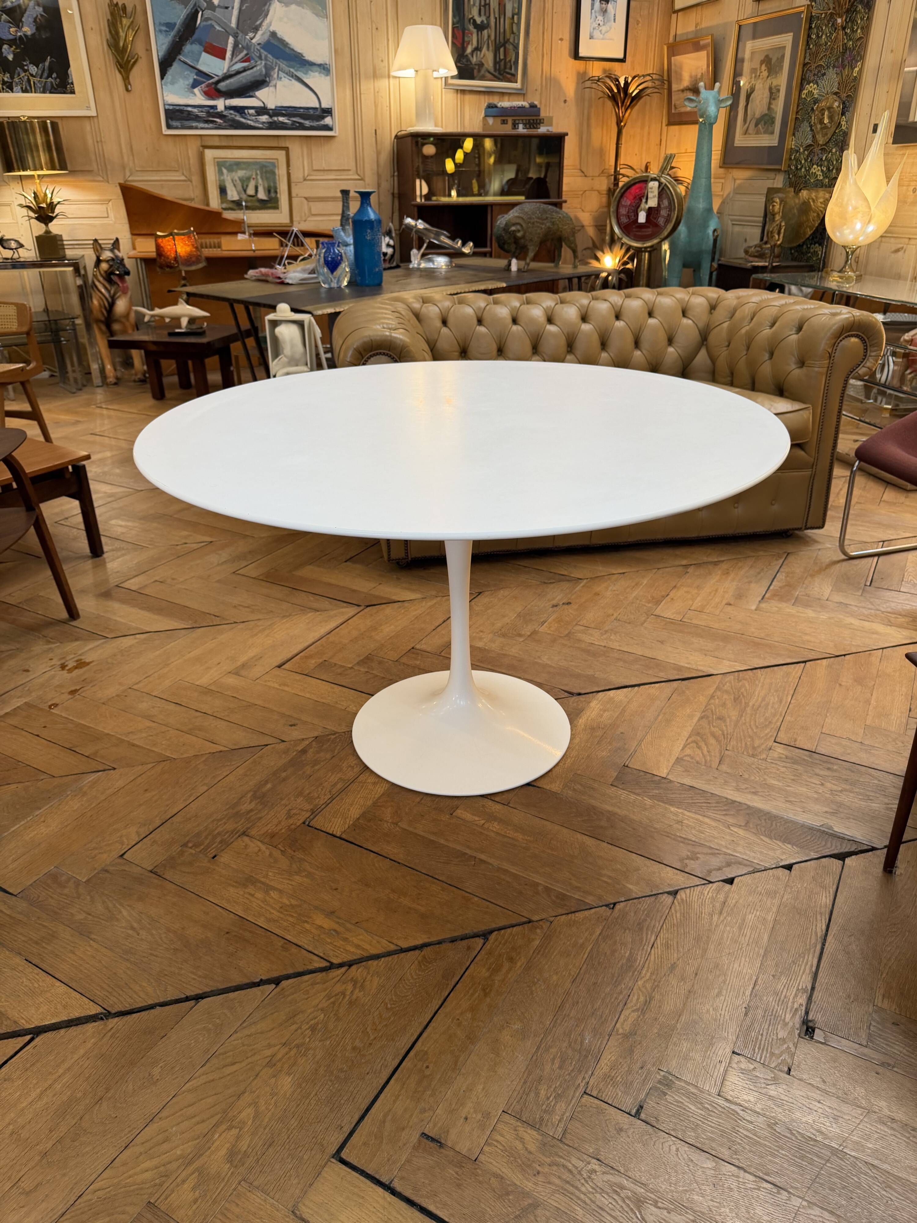 Dining table with tulip base by Eero Saarinen for KNOLL