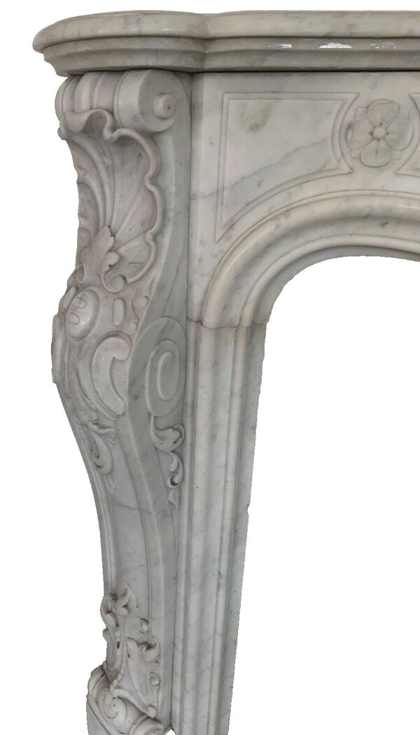Cheminée de style Louis XV en marbre blanc de Carrare XIX siècle