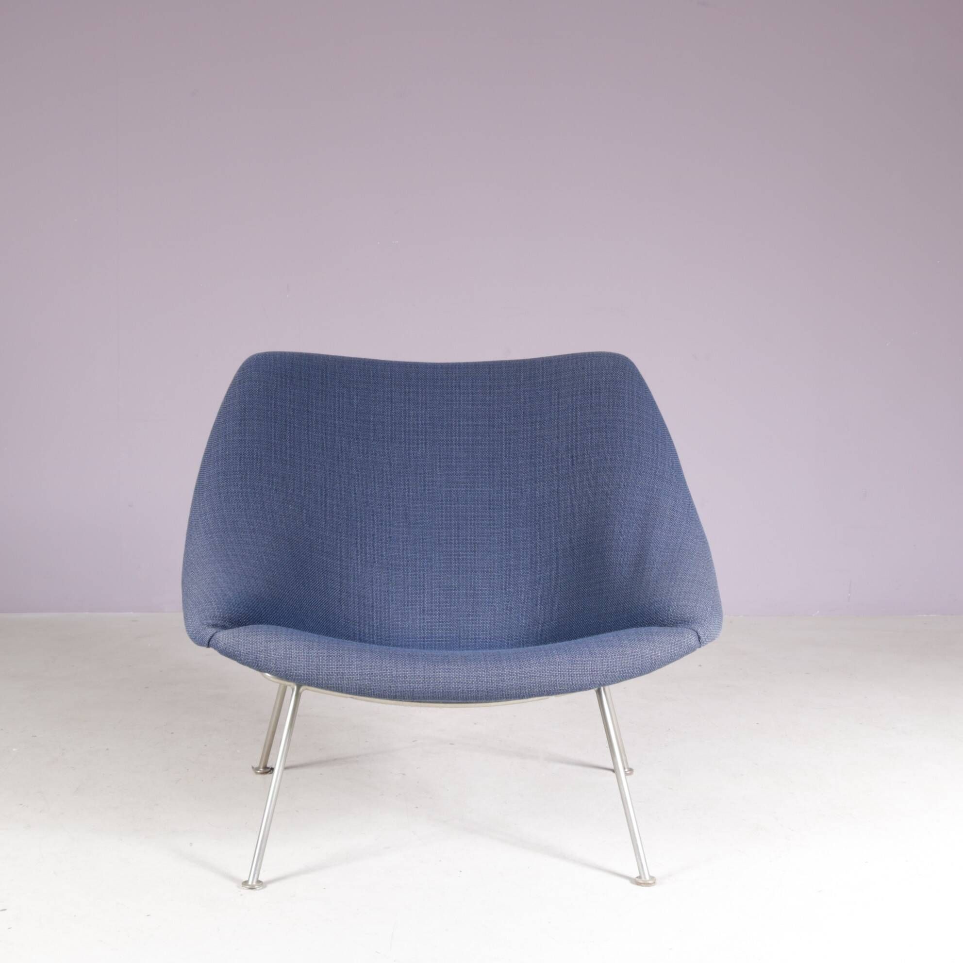 Fauteuil à huître pour femme des années 1950 sur base en chrome mat avec rembourrage bleu par