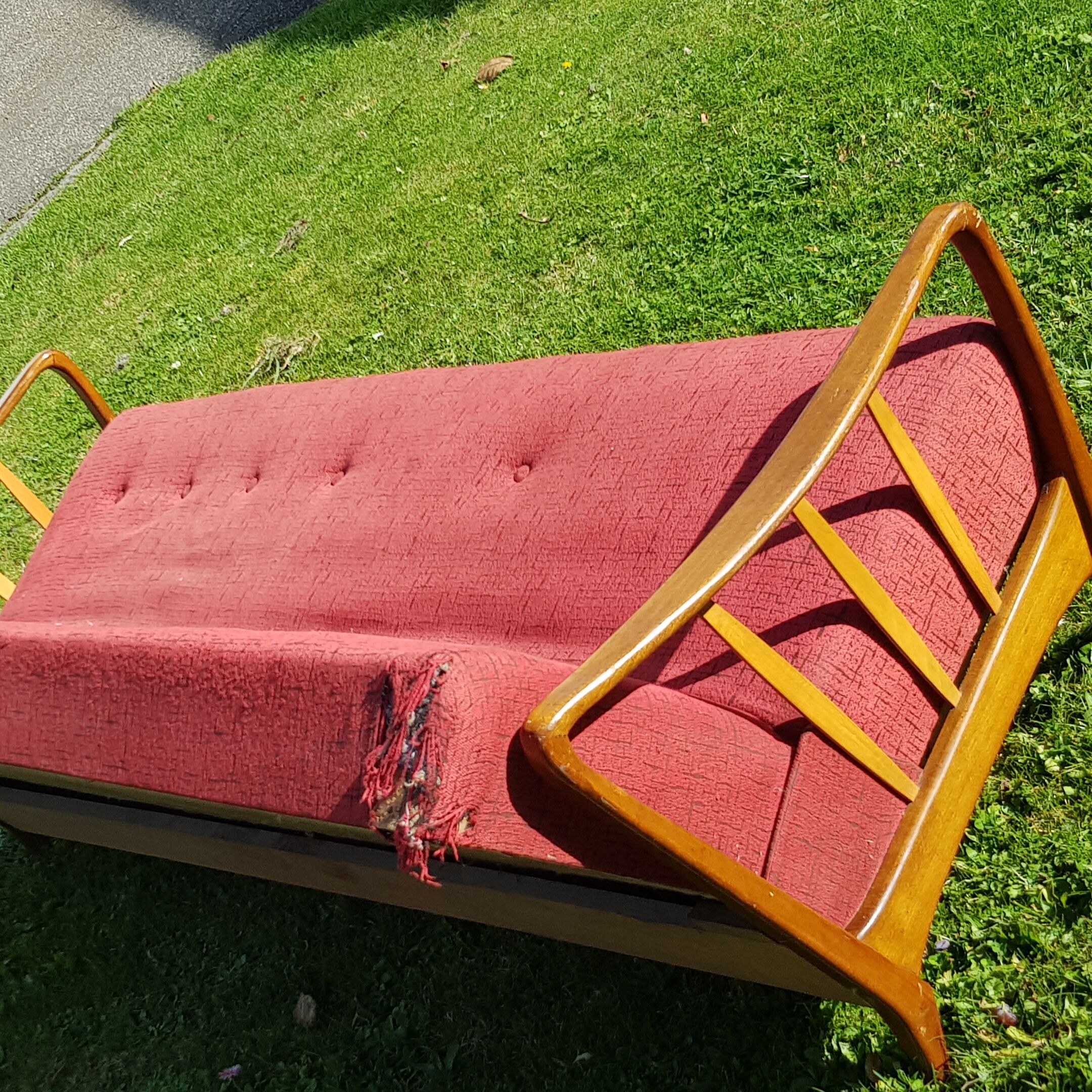 Canapé scandinave vintage années 60-70 bois et tissu rouge