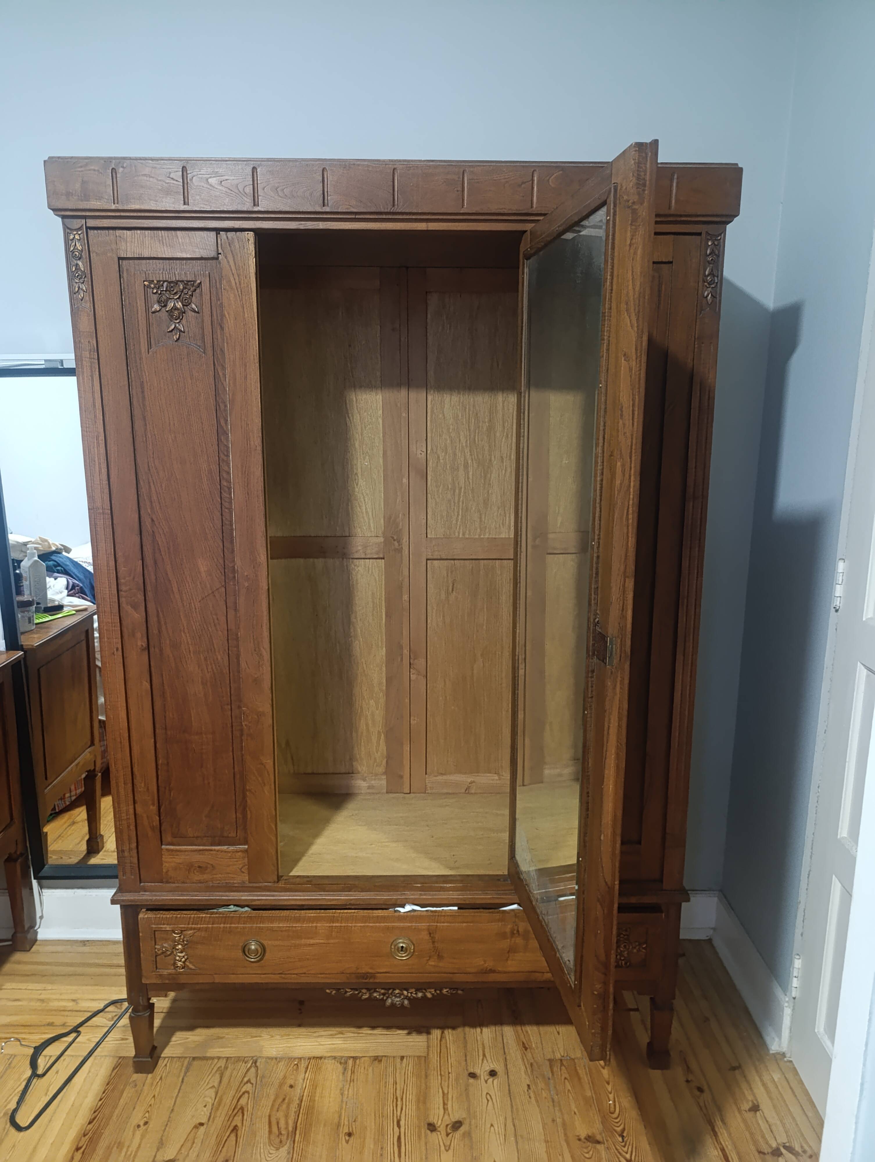 Guarda roupa de madeira maciça
