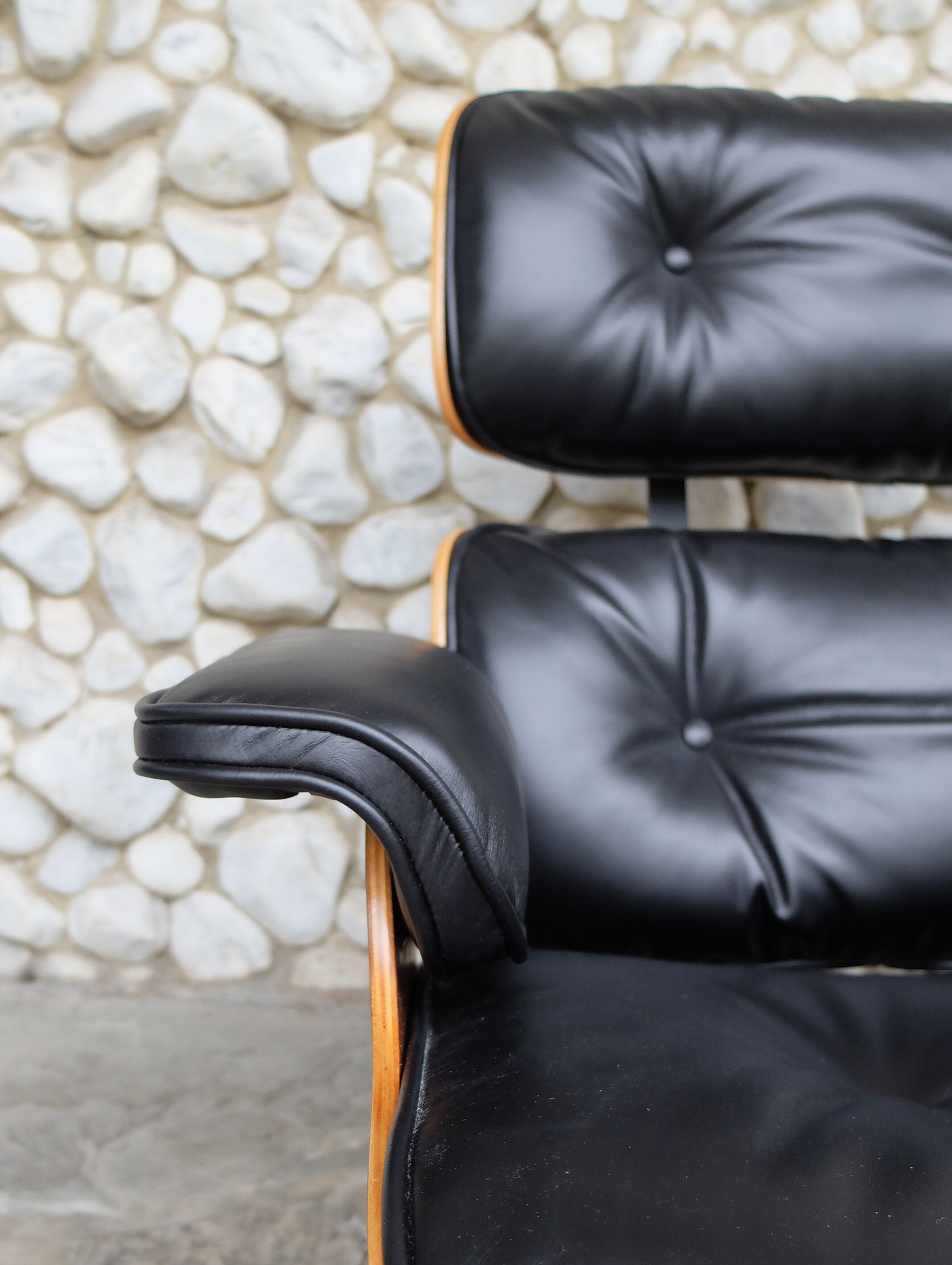 Lounge Chair & ottoman by Charles & Ray Eames edition Herman Miller