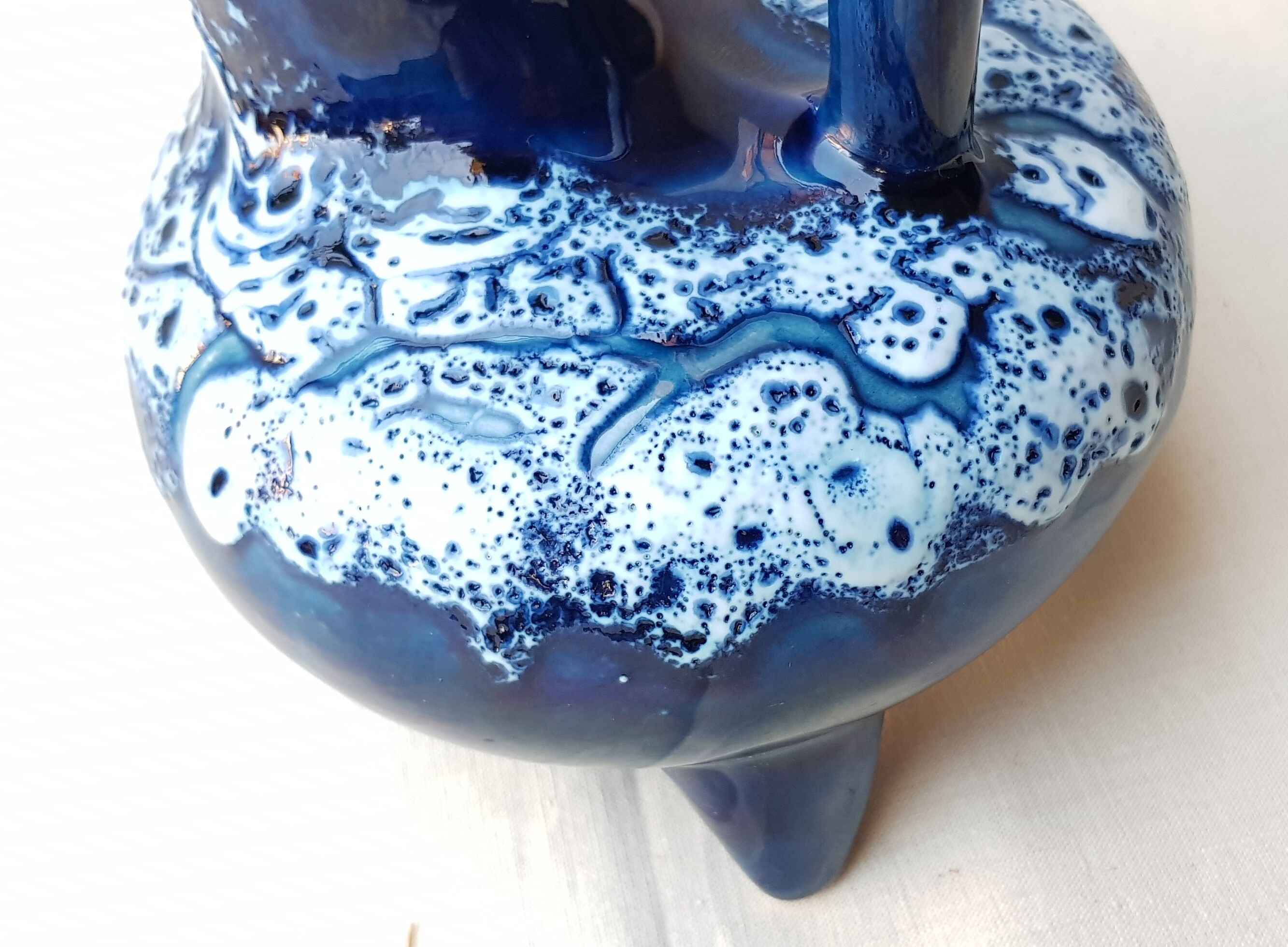 Tripod blue ceramic vase 60