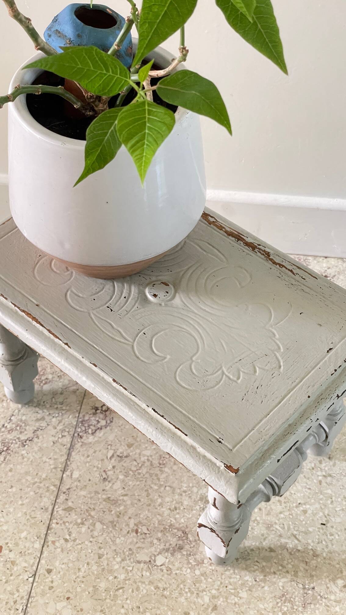 Tabouret vintage gris perle patiné