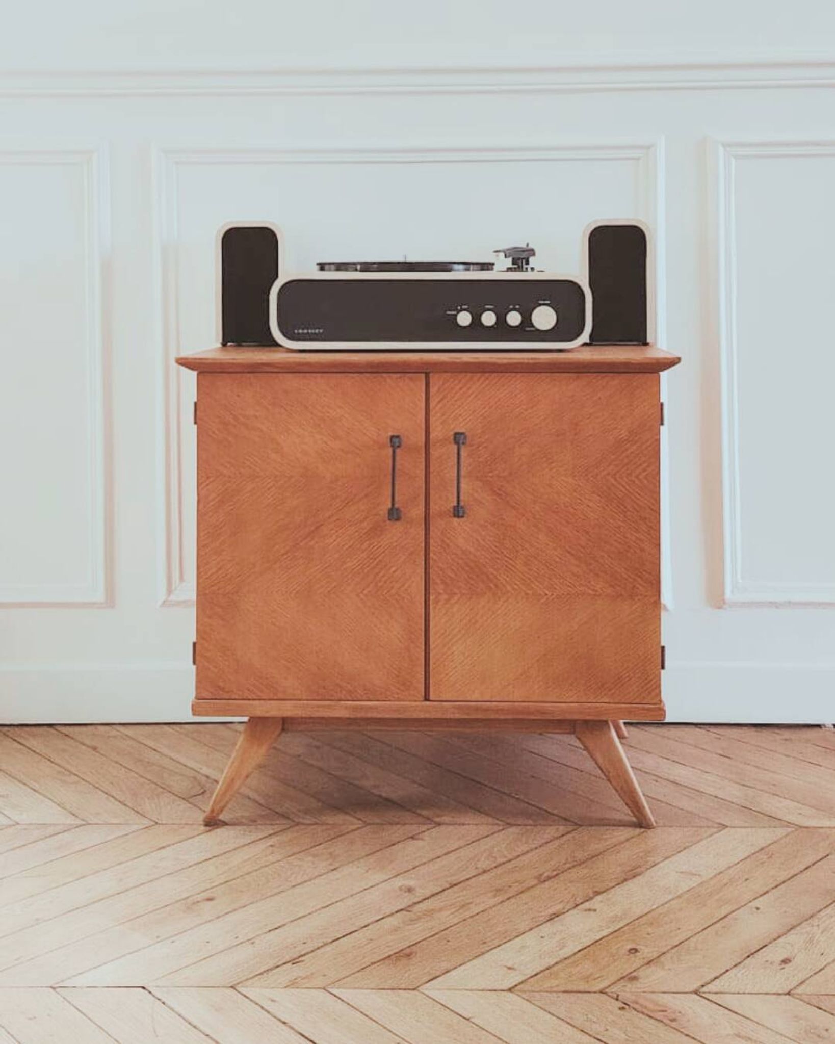 Meuble à vinyles vintage rénové, années 60