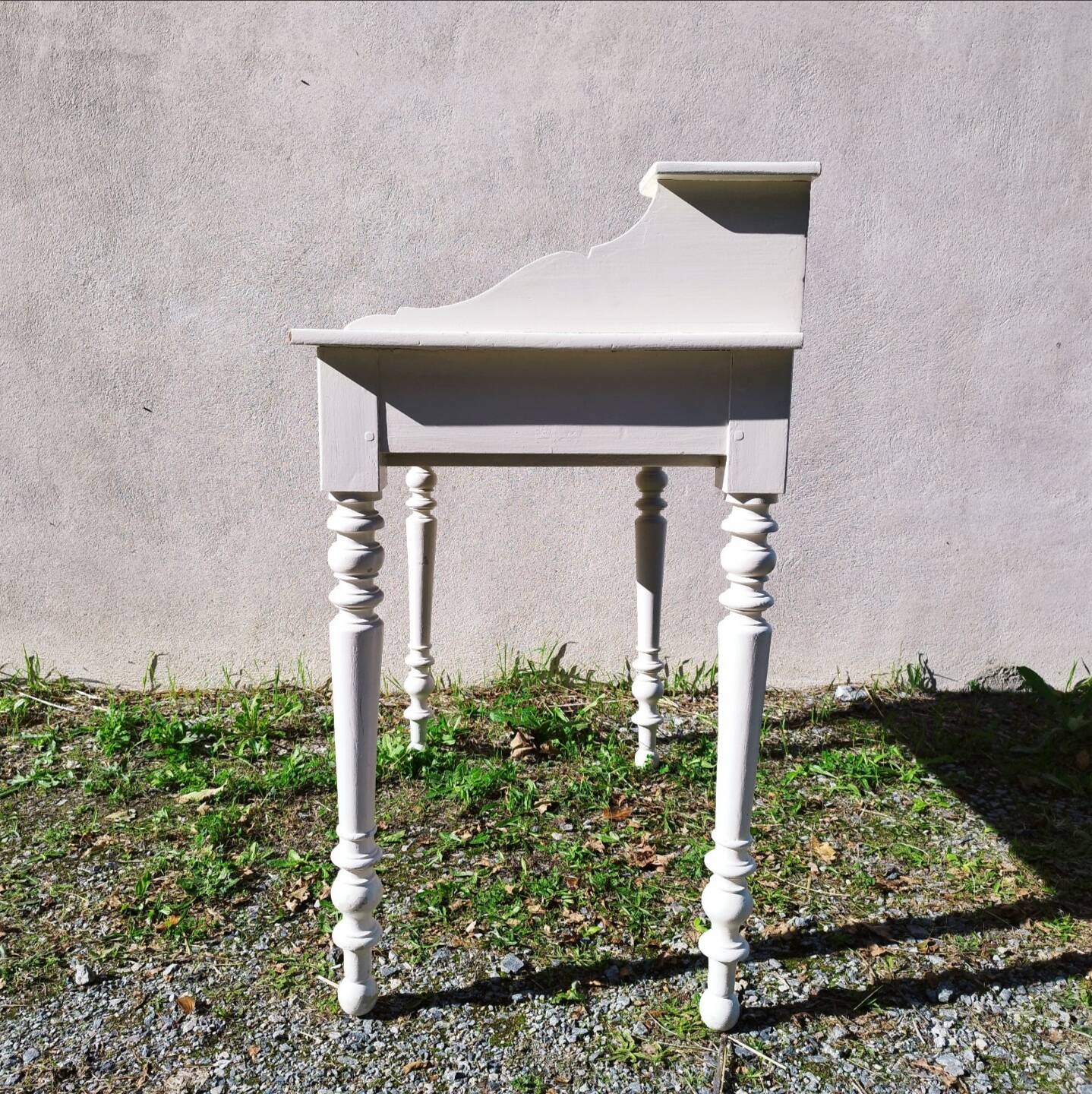 Side or entry desk with tablet