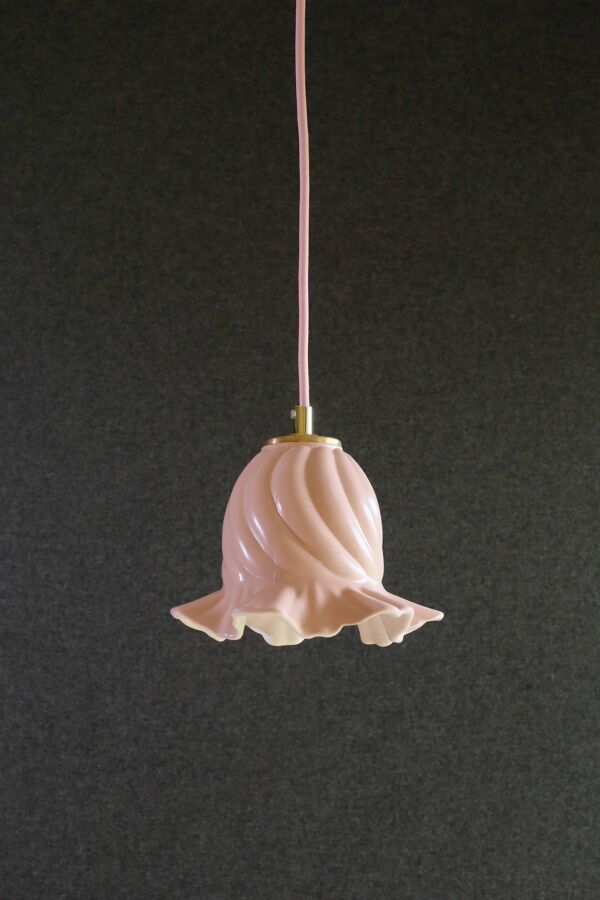 Suspension ancienne en verre peint rose et blanc, suspension française -livrée avec douille et cable