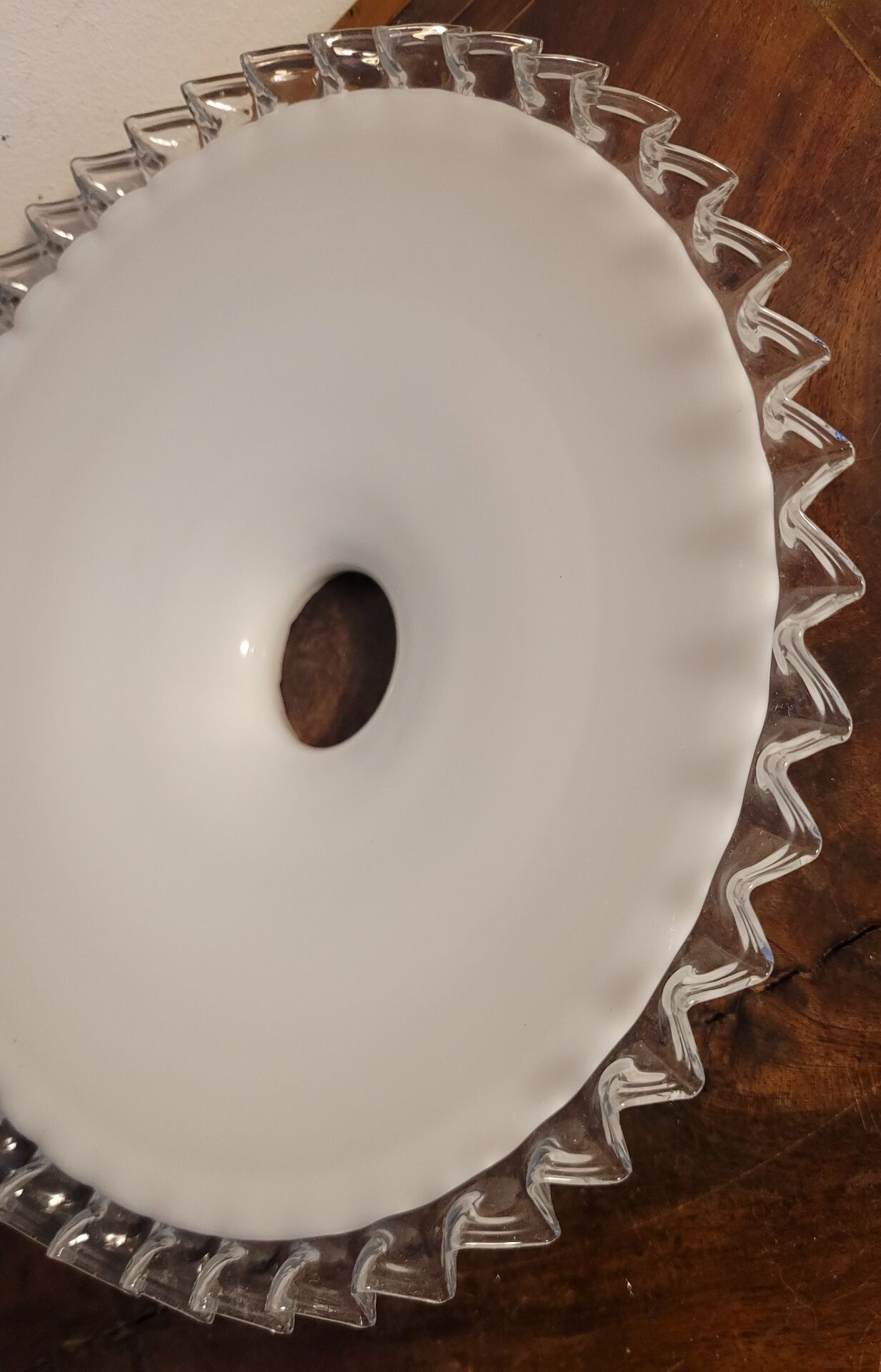 White opaline lampshade with a scalloped edge Ø 25.5 cm, first half of the 20th century.