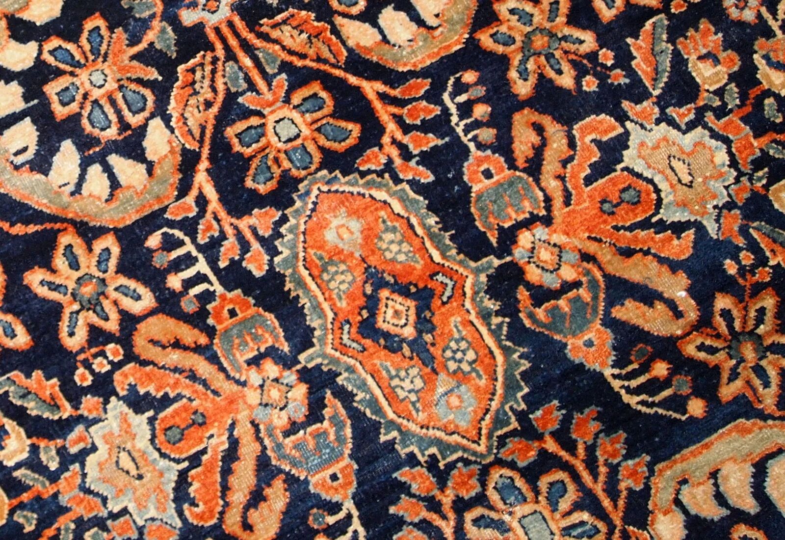 Handmade antique Persian Sarouk rug 4.1' x 6.7' (125cm x 204cm) 1920s - 1B782